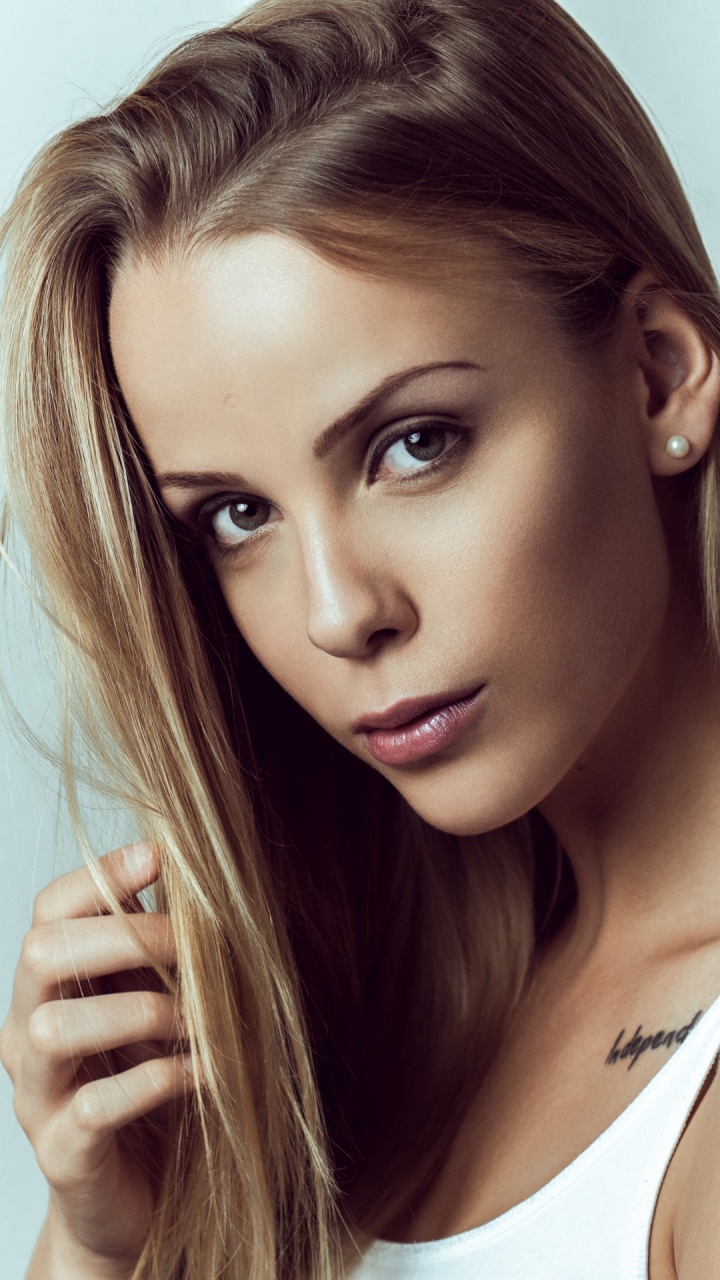 Обои красота, знаменитость, андроид, лоб, нос в разрешении 720x1280