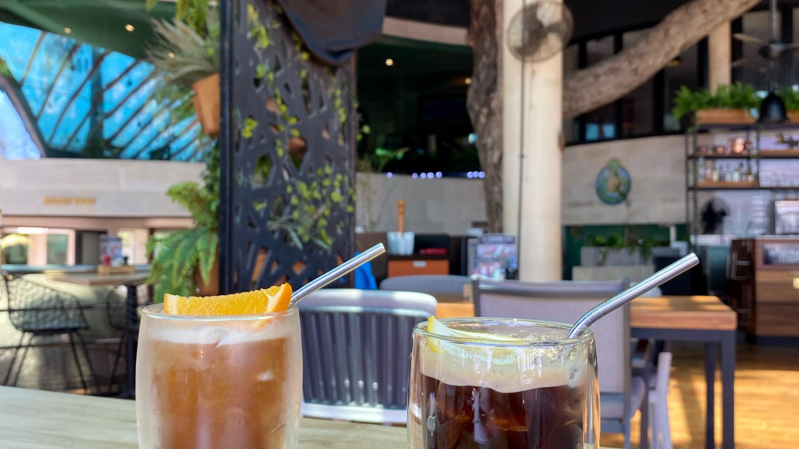 Обои напиток, кофейня, таблица, serveware, сок в разрешении 2560x1440