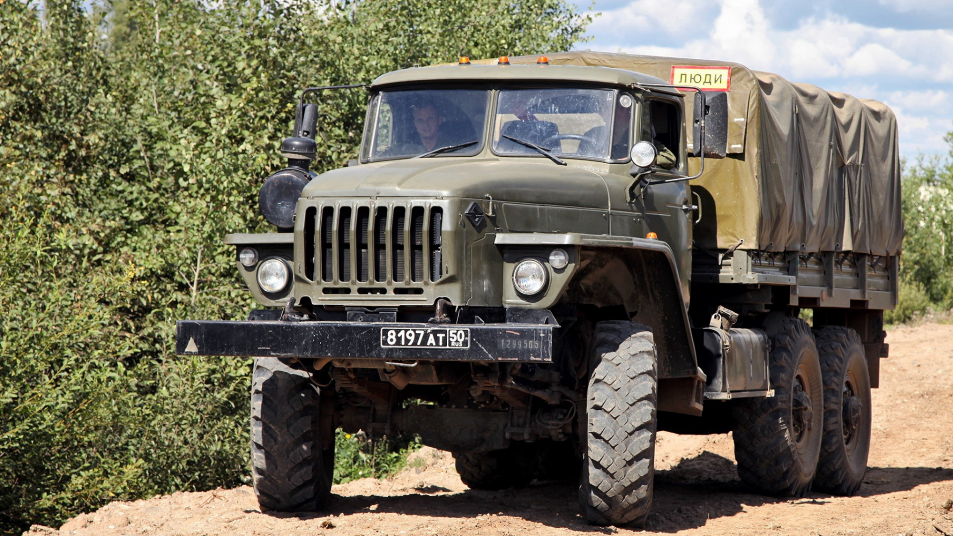 Обои грузовик, военнослужащие, транспорт, вид транспорта, военная техника в разрешении 1920x1080