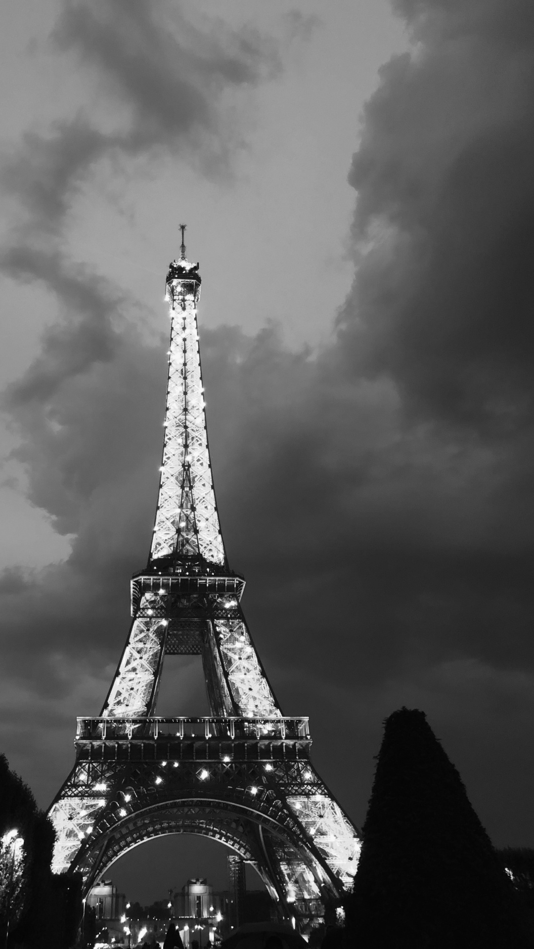 Обои Эйфелева башня, черный и белый, вышка, облако, атмосфера в разрешении 1080x1920