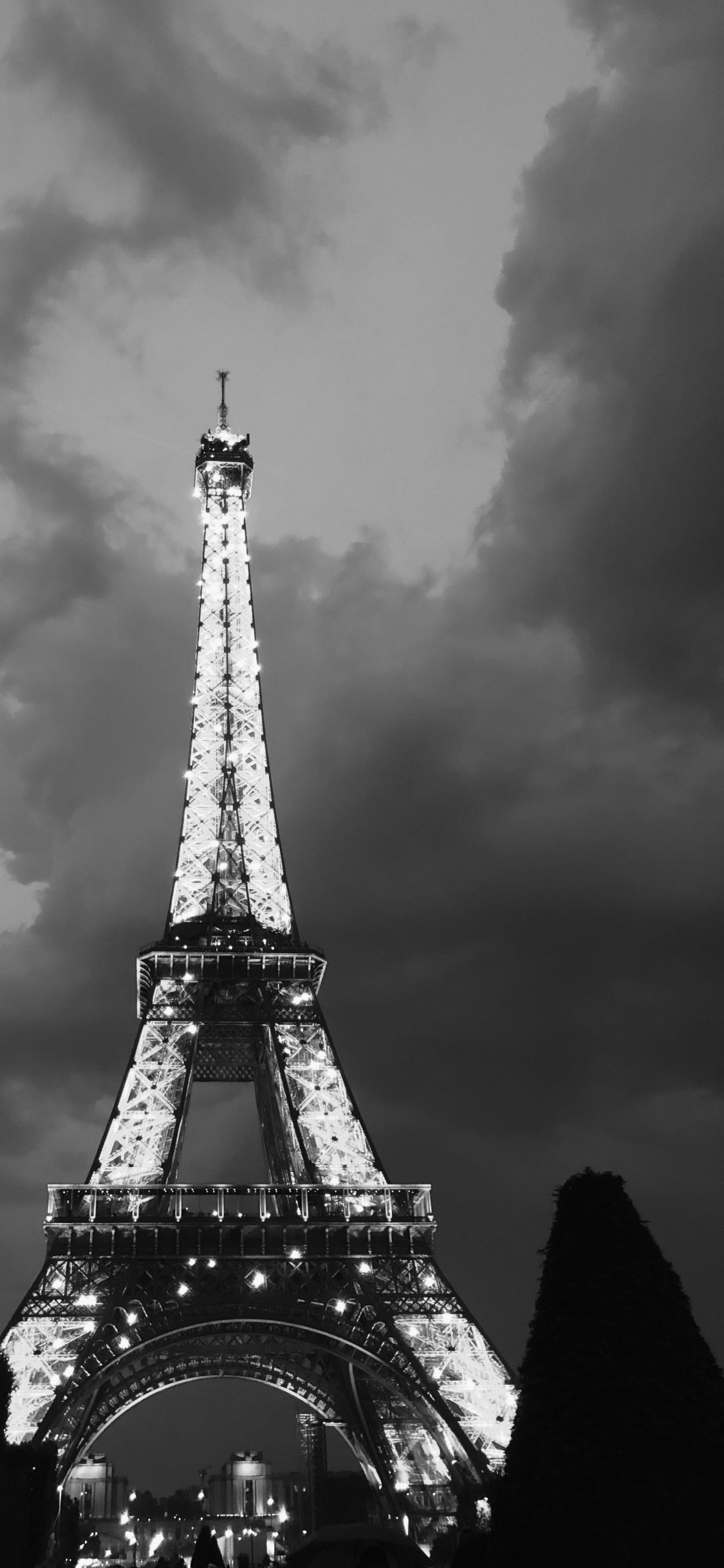Обои Эйфелева башня, черный и белый, вышка, облако, атмосфера в разрешении 1125x2436