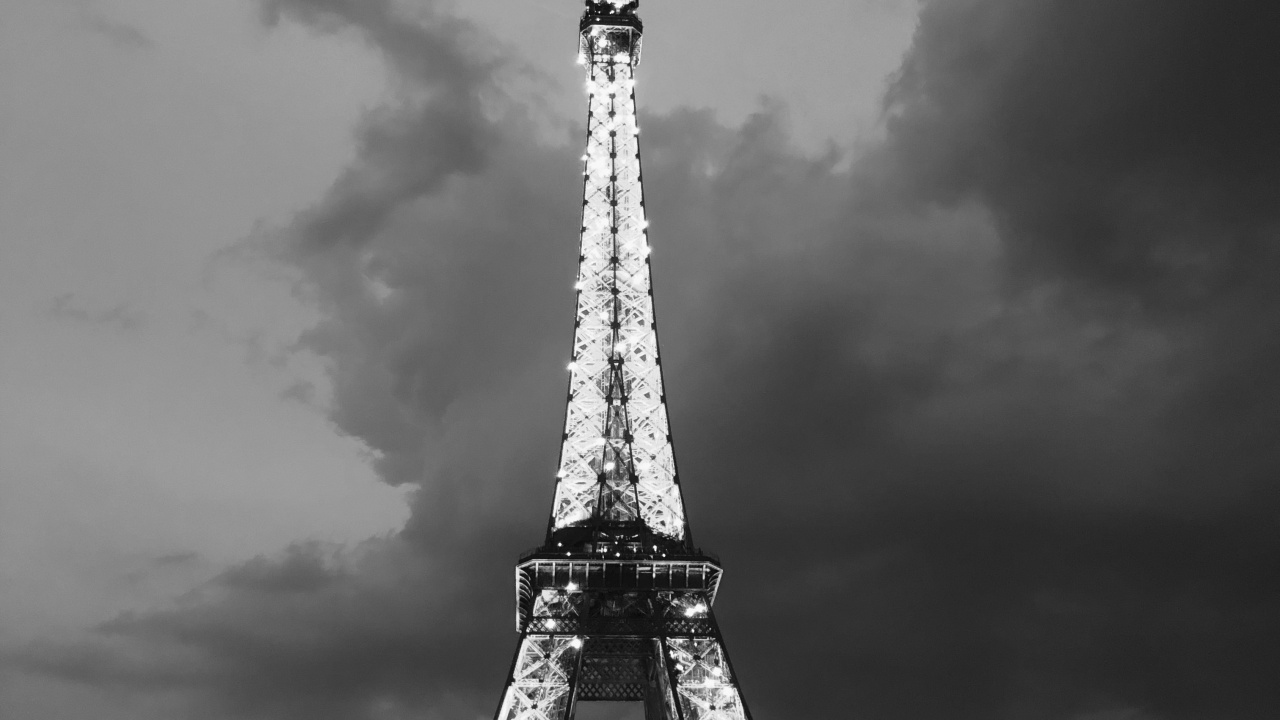 Обои Эйфелева башня, черный и белый, вышка, облако, атмосфера в разрешении 1280x720