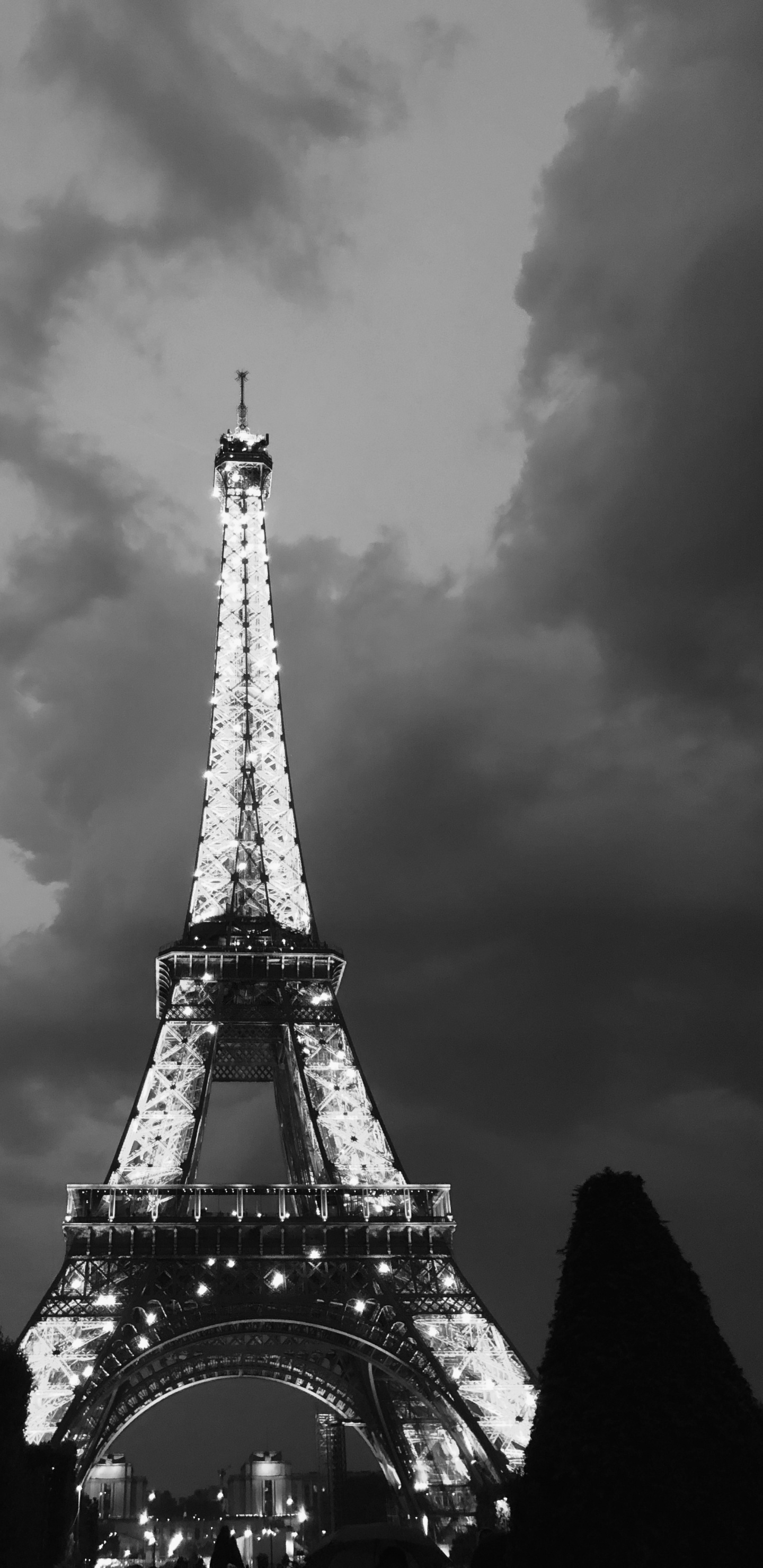 Обои Эйфелева башня, черный и белый, вышка, облако, атмосфера в разрешении 1440x2960