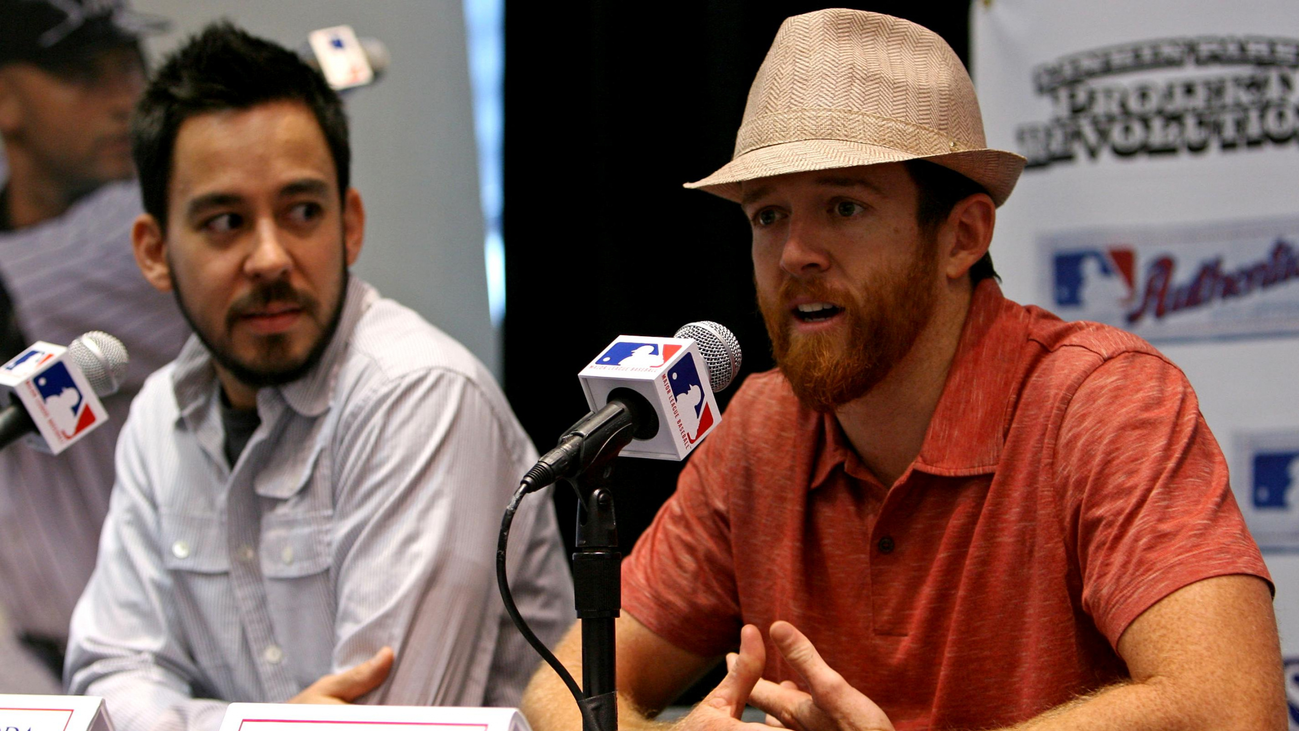 Обои связи с общественностью, волосы на лице, общественность, волосы, шерсть в разрешении 2560x1440