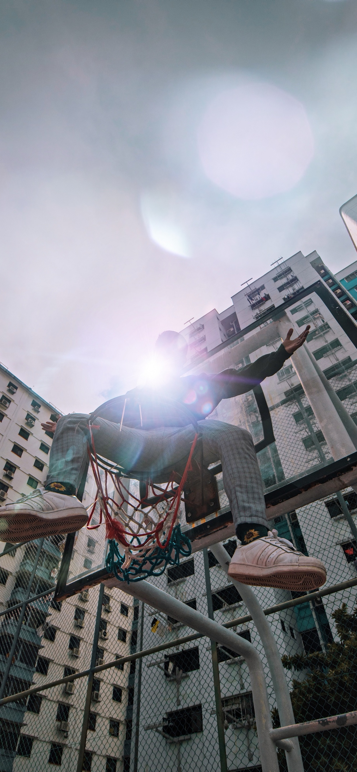 Обои небоскреб, городской район, дневное время, архитектура, свет в разрешении 1242x2688