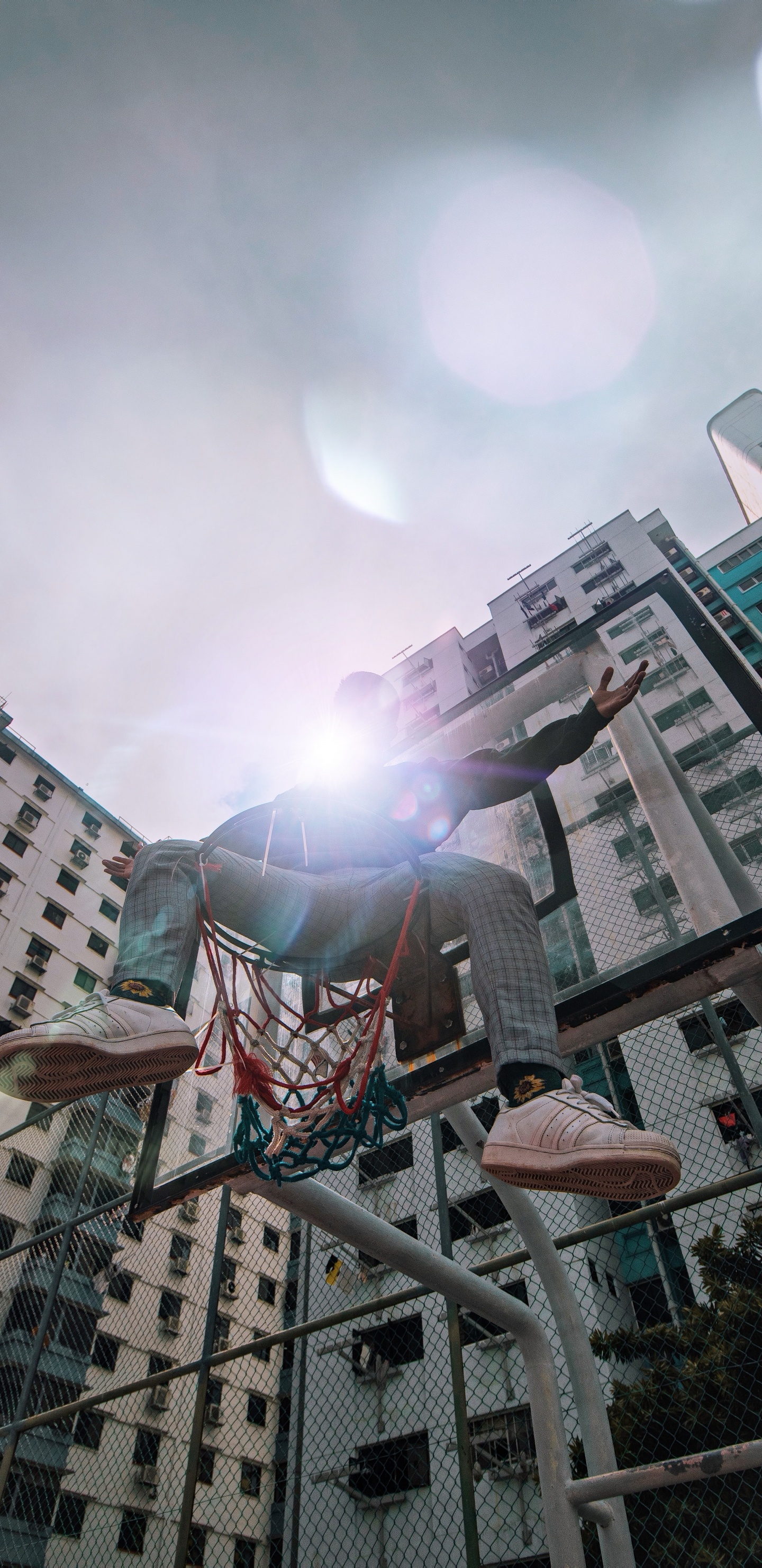 Обои небоскреб, городской район, дневное время, архитектура, свет в разрешении 1440x2960