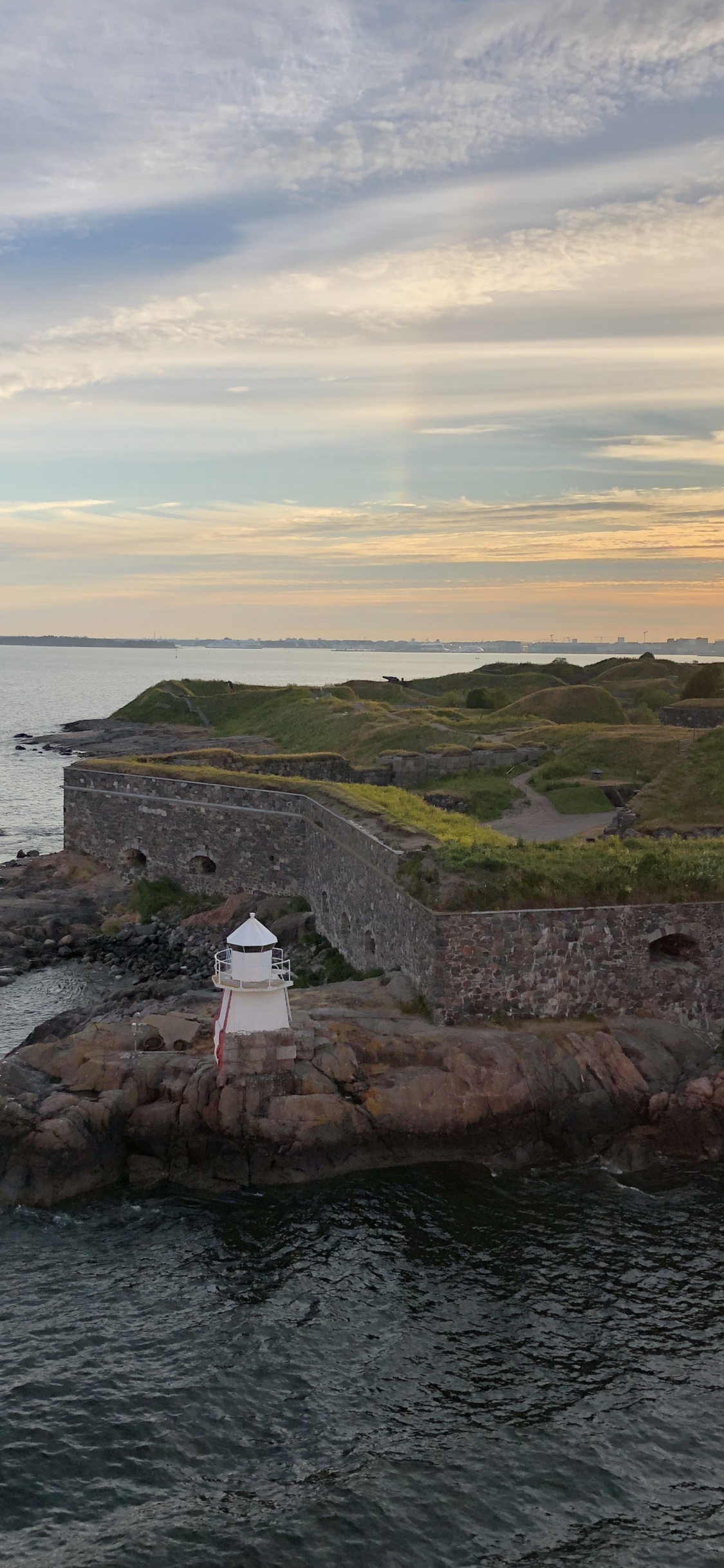 Обои море, побережье, вода, рок, мыс в разрешении 1125x2436