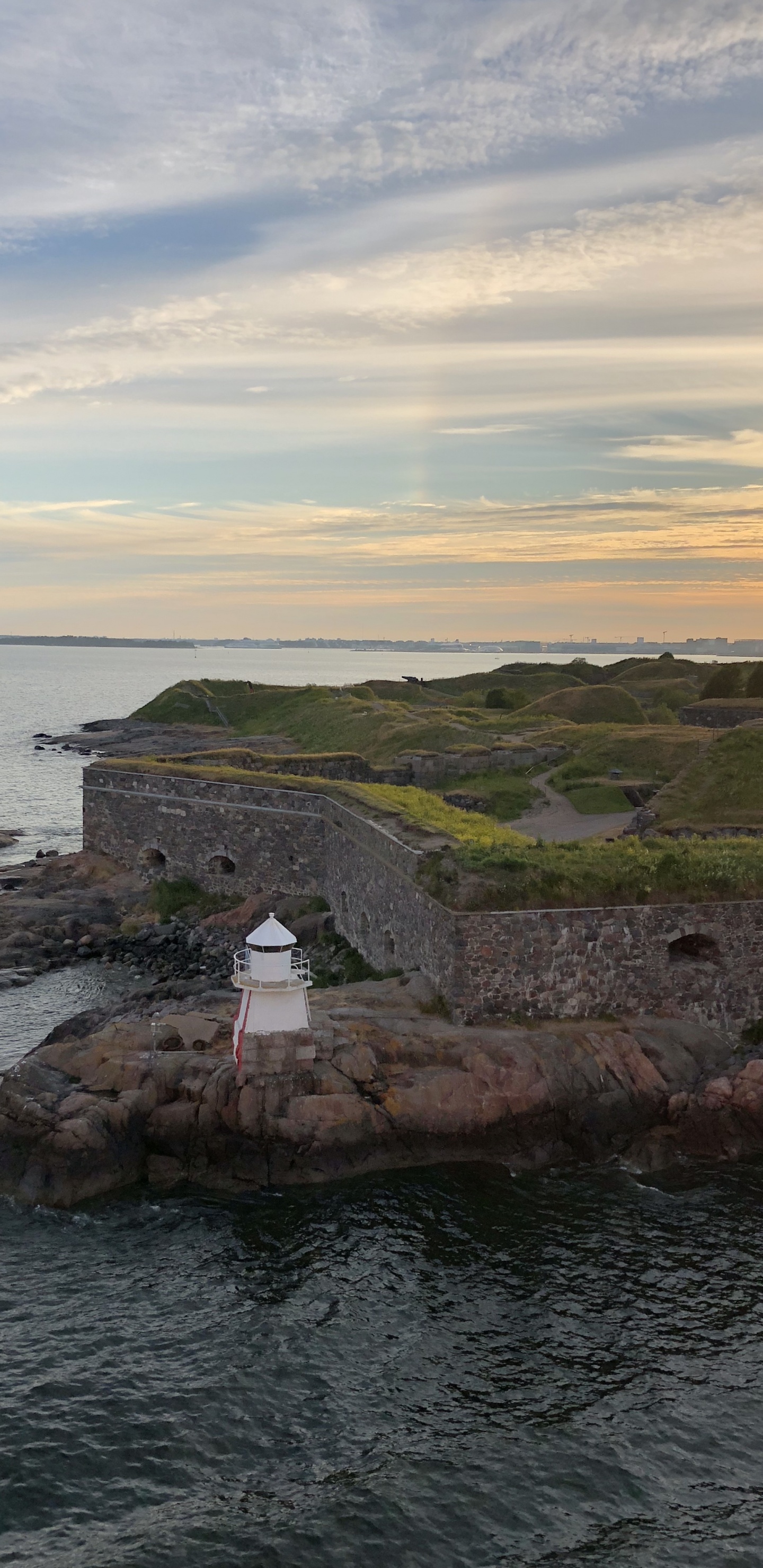 Обои море, побережье, вода, рок, мыс в разрешении 1440x2960