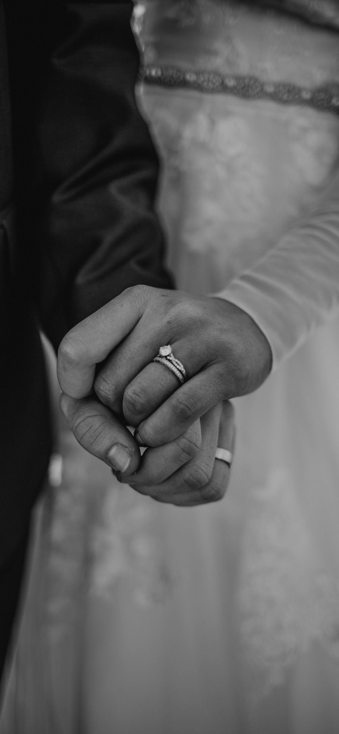 Обои белые, черный, монохромный, жест, палец в разрешении 1125x2436