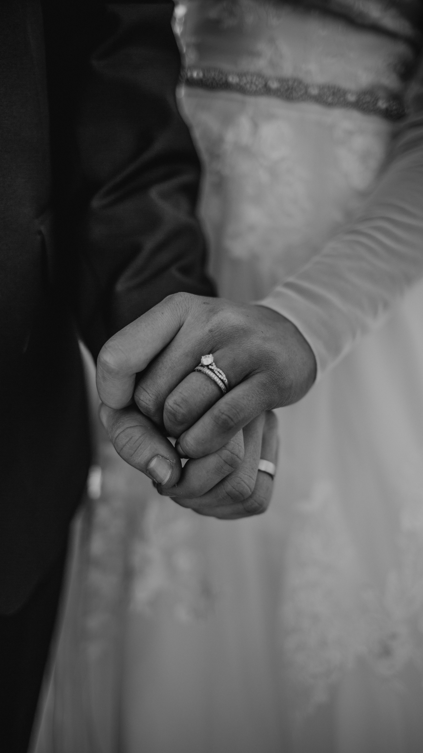 Обои белые, черный, монохромный, жест, палец в разрешении 1440x2560