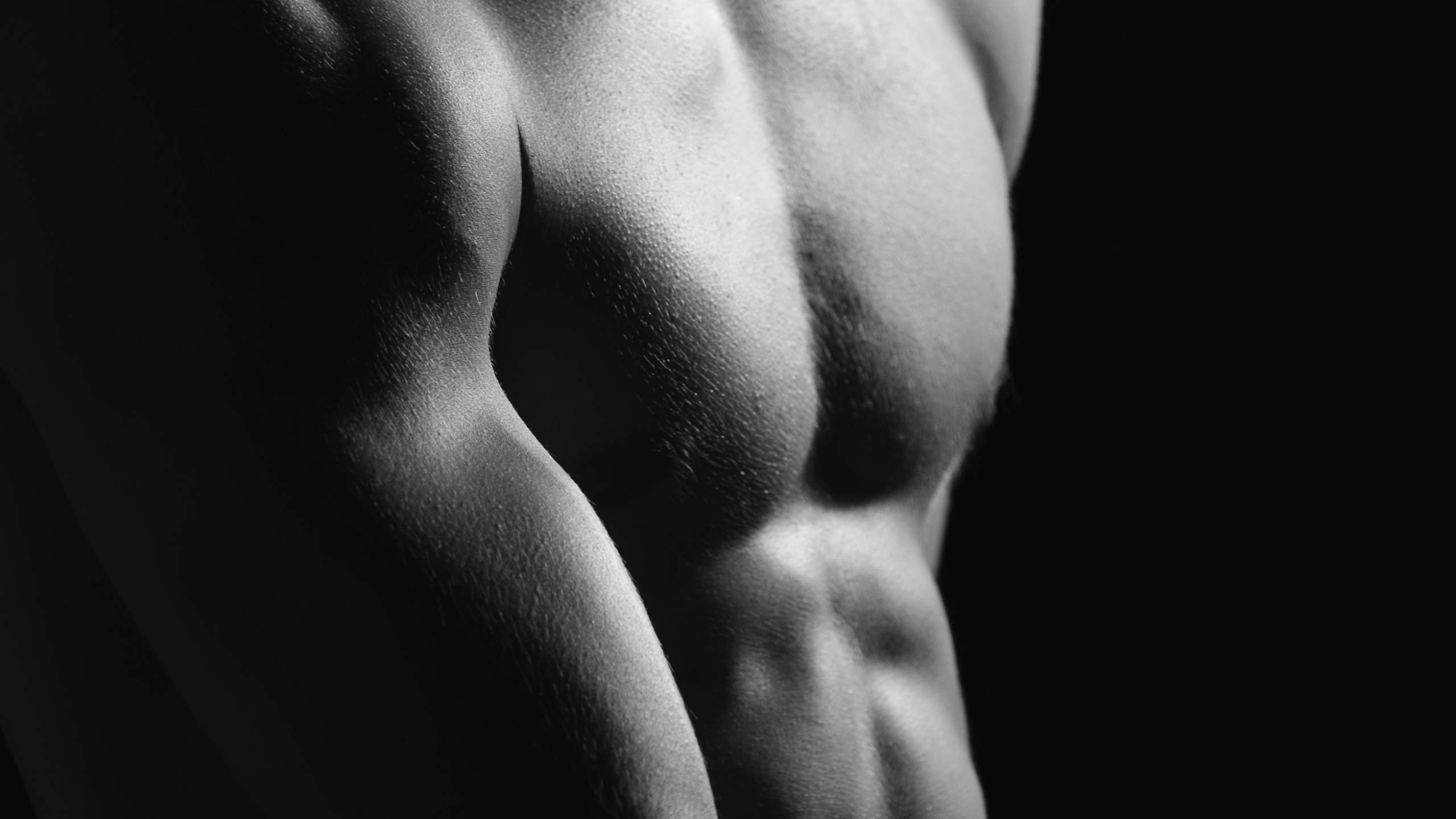 Обои плечо, мышца, сустав, черный, мужчина в разрешении 2560x1440