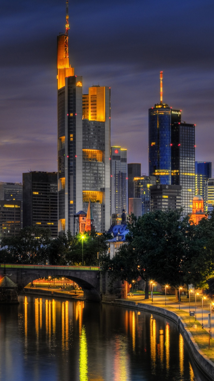 Обои городской пейзаж, город, линия горизонта, отражение, небоскреб в разрешении 720x1280