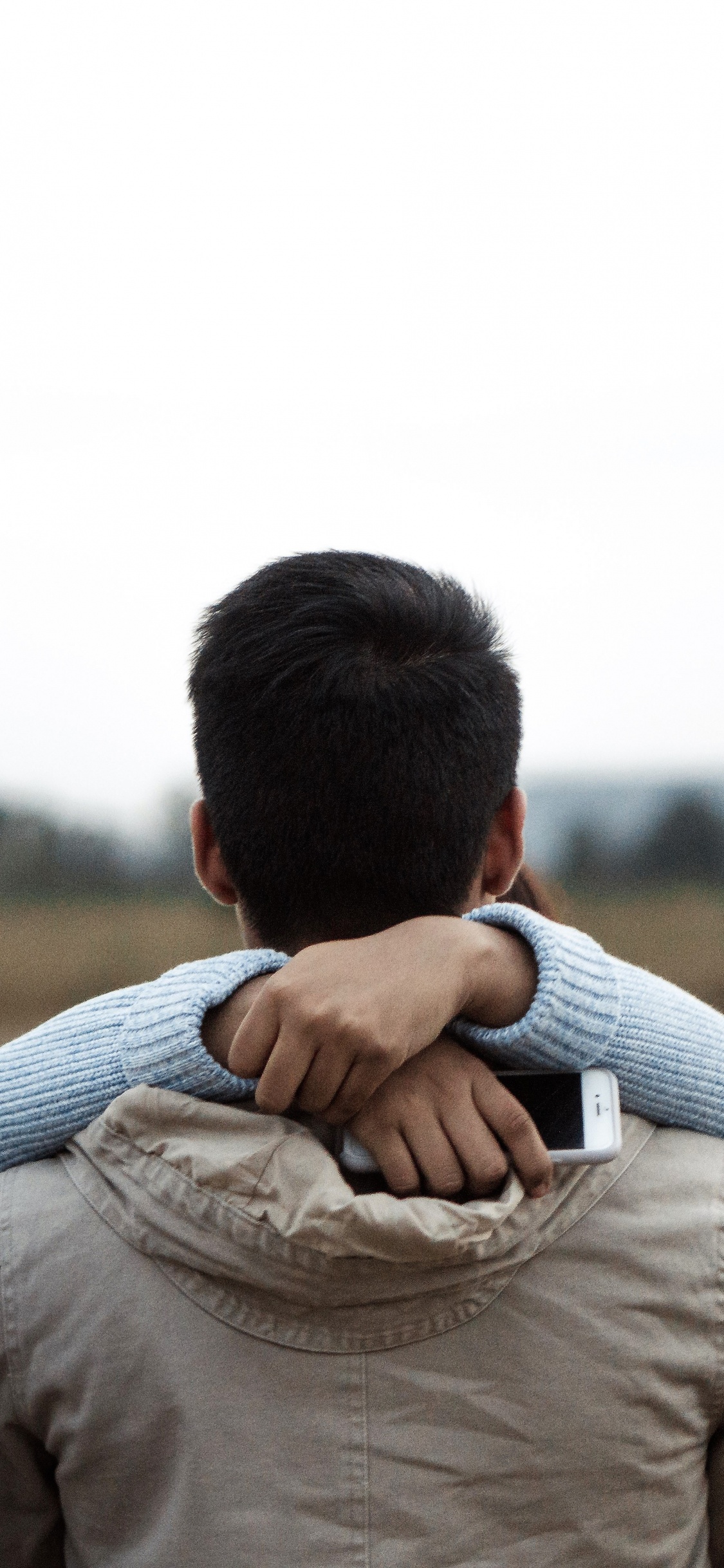 Обои крепкое объятие, роман, Люди в природе, человек, семейство травы в разрешении 1125x2436