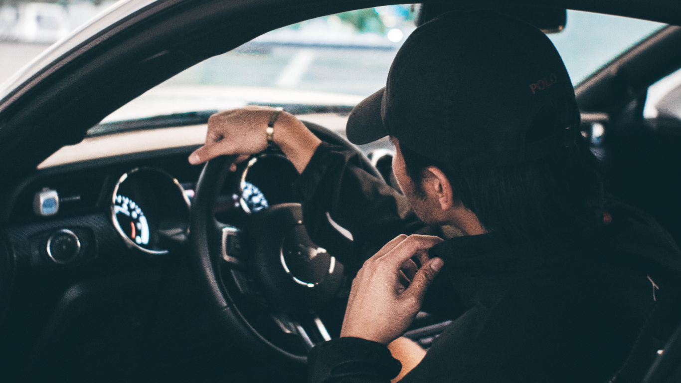 Обои двери автомобиля, вождение, рулевое колесо, автомобильные запчасти, рулевой часть в разрешении 1366x768