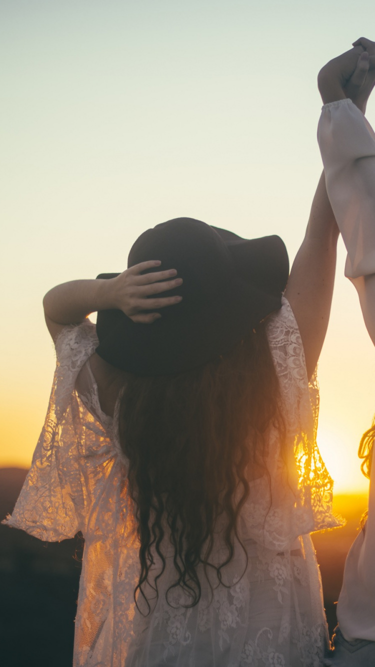 Обои дружба, забава, солнечный свет, восход солнца, человек в разрешении 750x1334