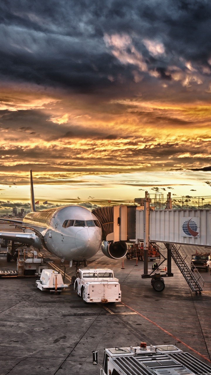 Обои самолеты, самолет, Боинг 767, Боинг Ко, дорожка в разрешении 720x1280