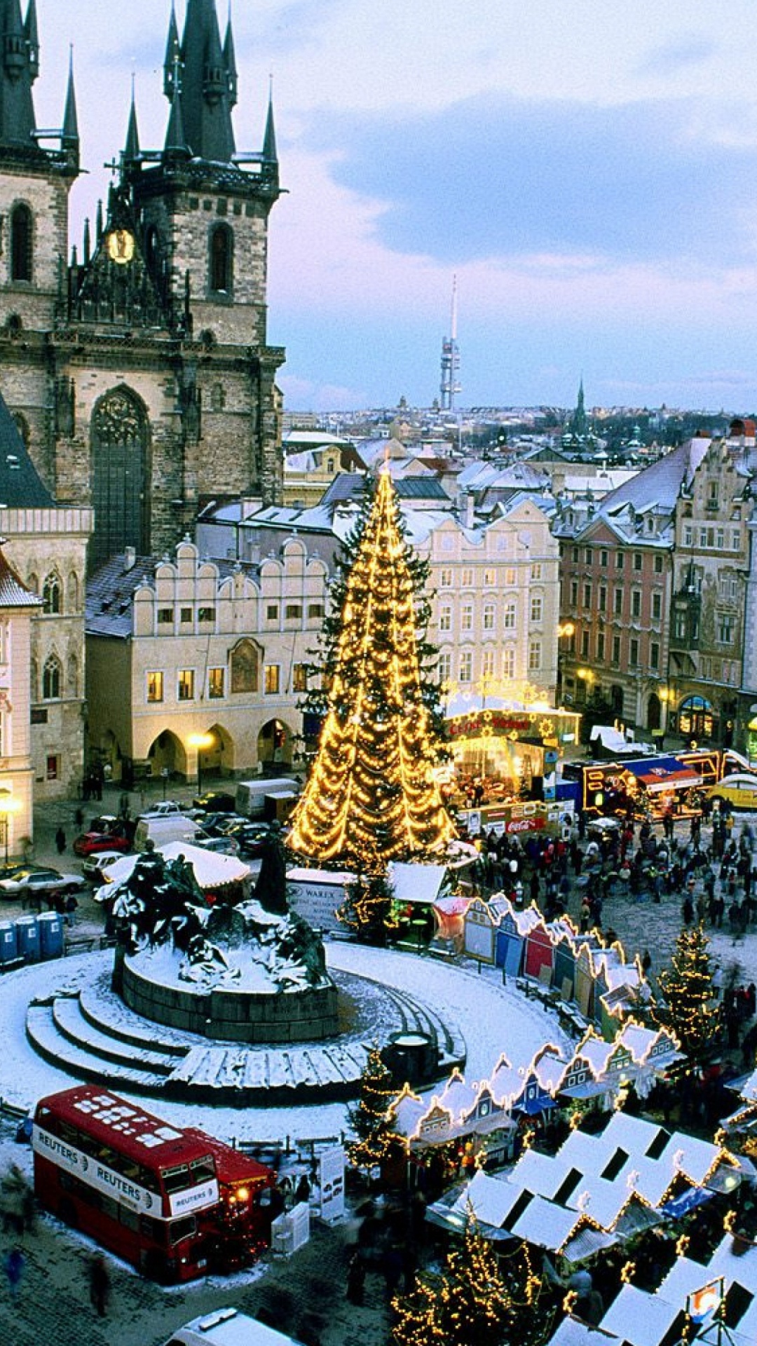 Обои староместская площадь, пражские астрономические часы, Рождественский рынок, ориентир, город в разрешении 1080x1920