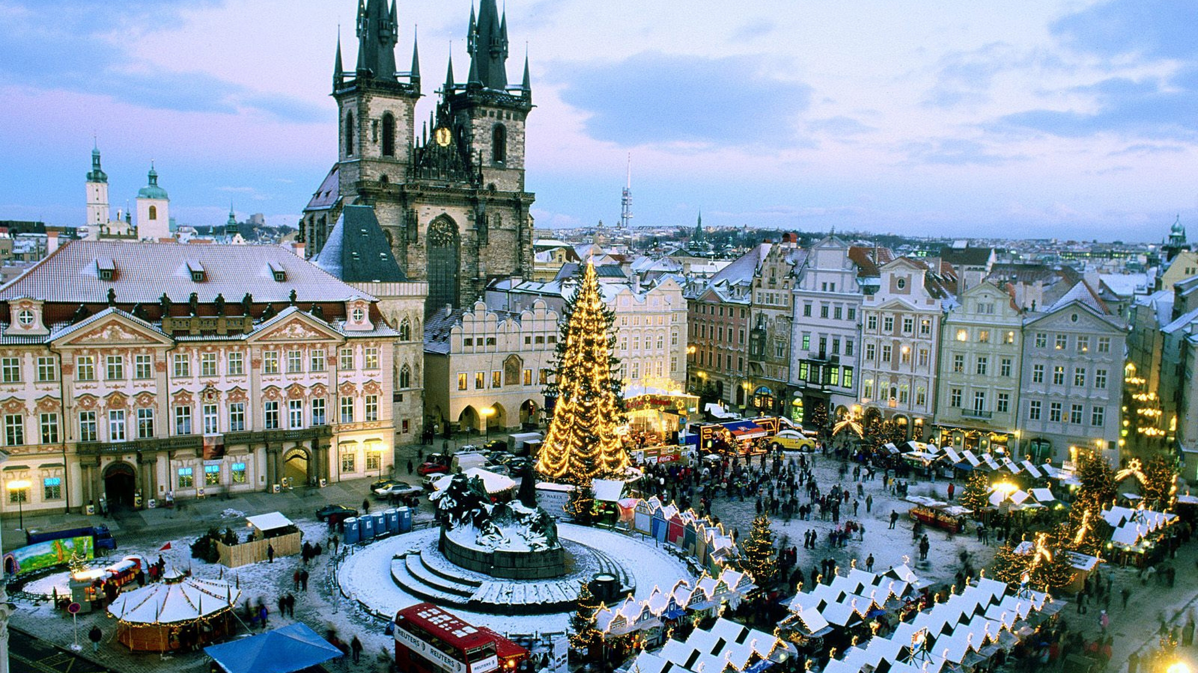 Обои староместская площадь, пражские астрономические часы, Рождественский рынок, ориентир, город в разрешении 3840x2160