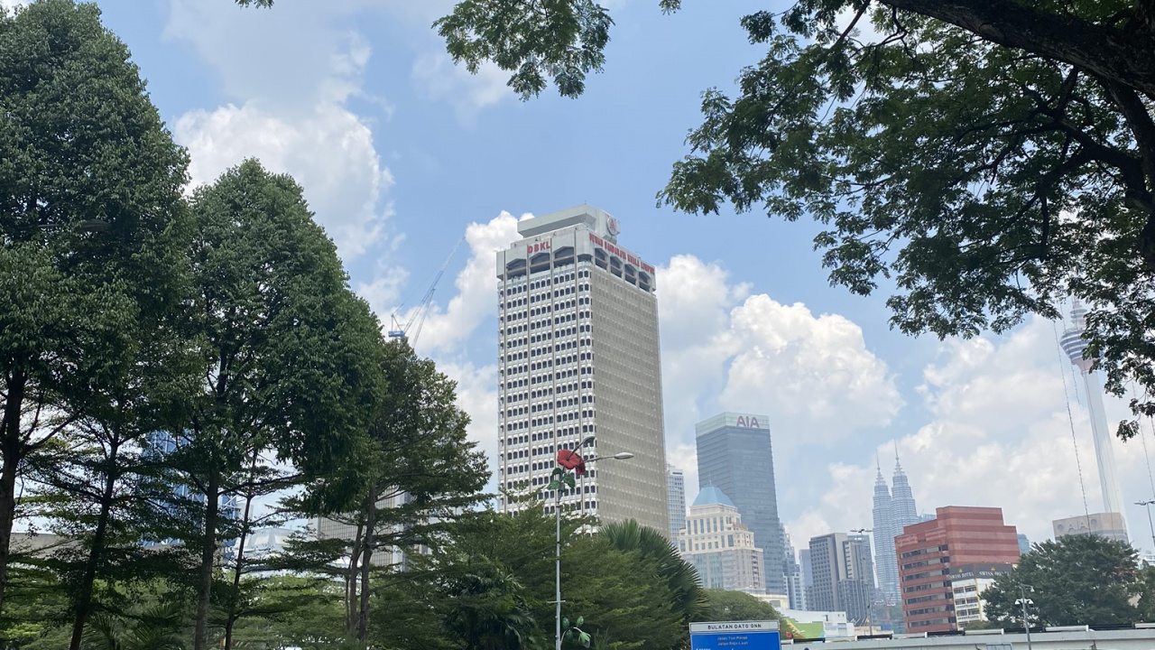 Обои дорога, природа, растительность, башня, жилой район в разрешении 1280x720