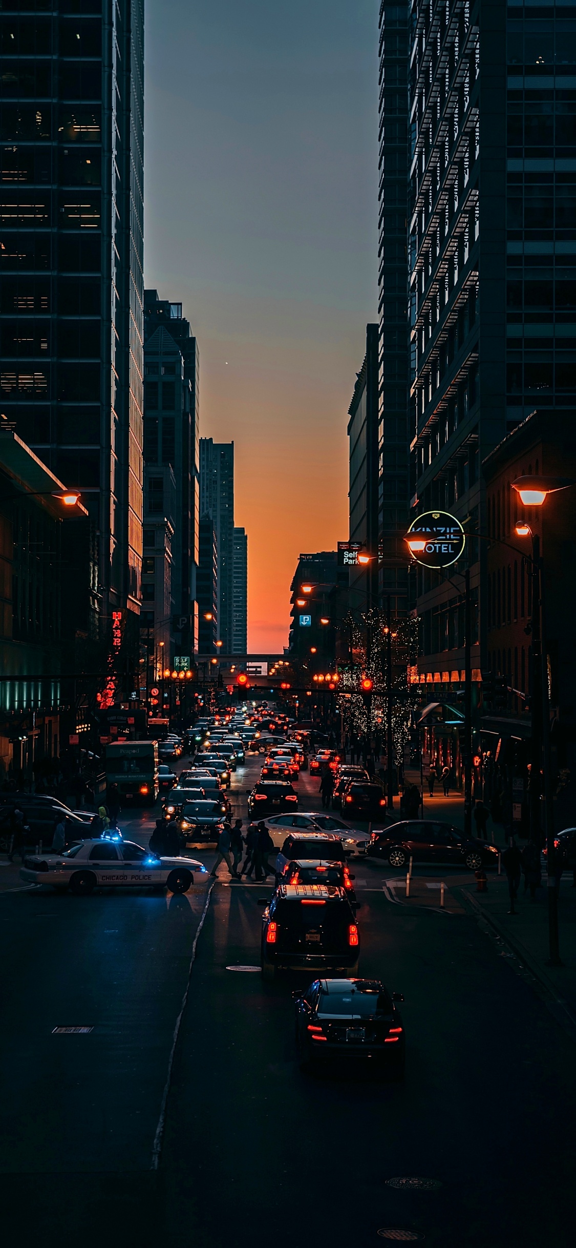 Обои трамвайная площадь, ты ушел отсюда, здание, легковые автомобили, дневное время в разрешении 1125x2436