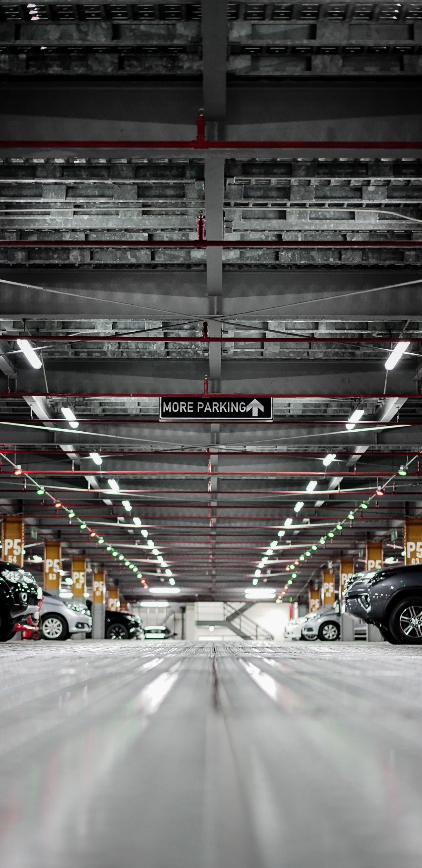 Обои авто, автостоянка, парковка, здание, сталь в разрешении 1440x2960