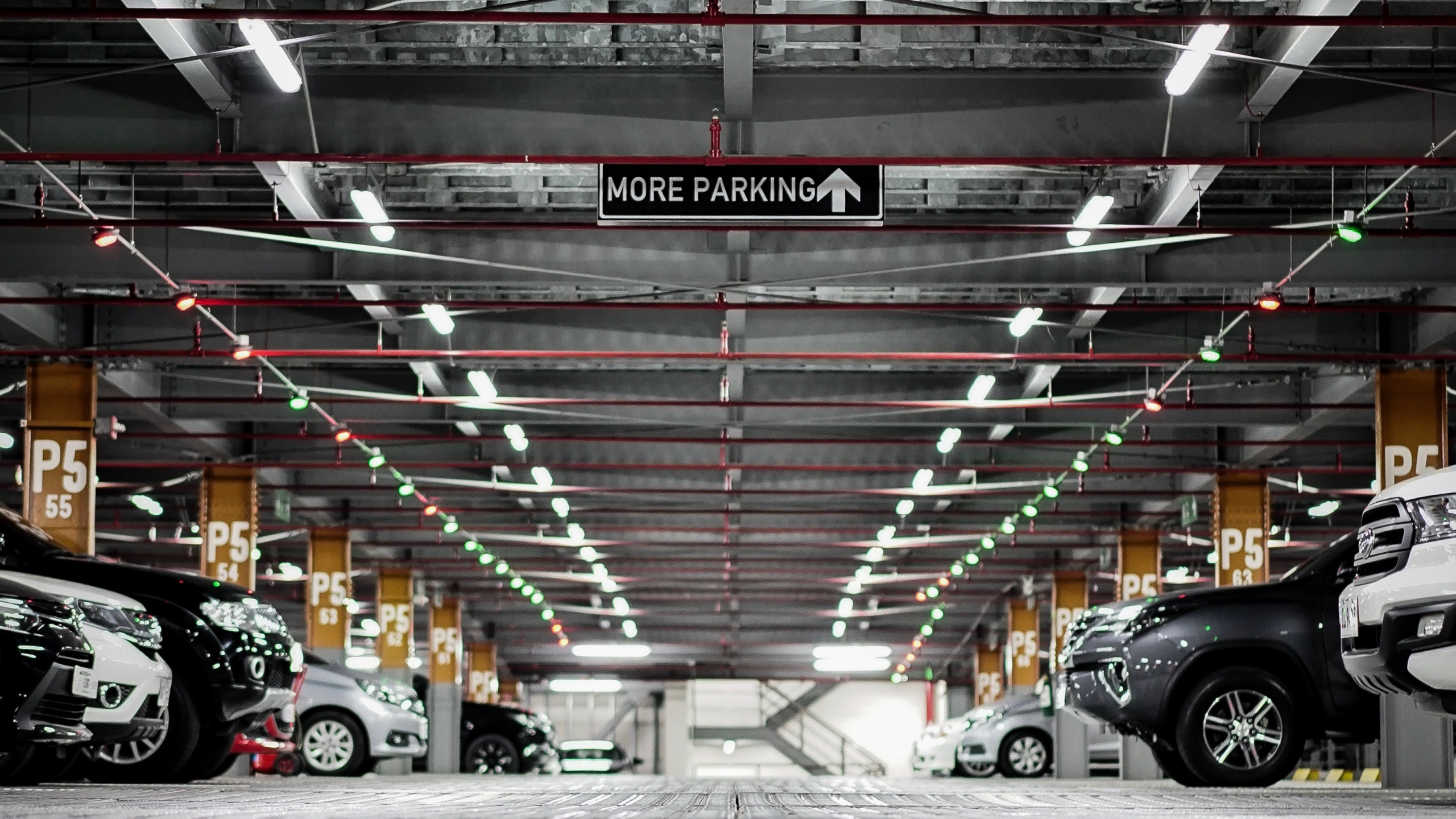 Обои авто, автостоянка, парковка, здание, сталь в разрешении 2560x1440