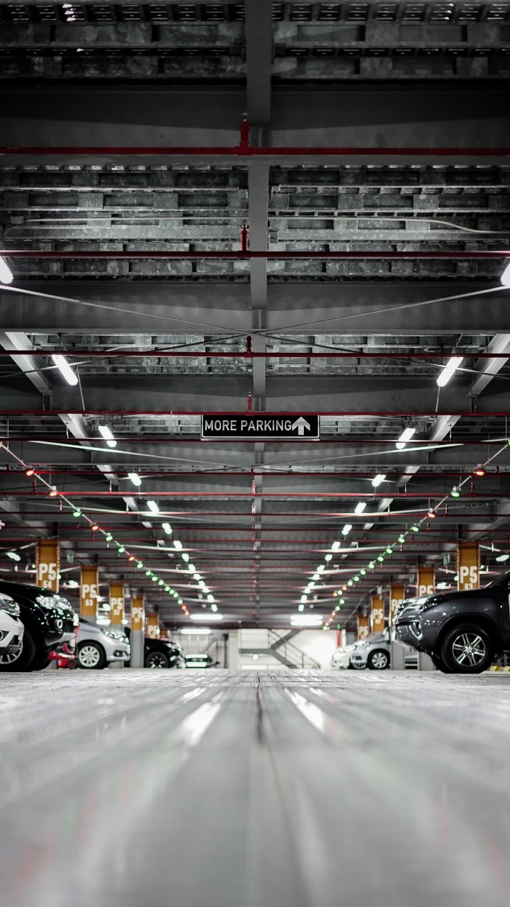 Обои авто, автостоянка, парковка, здание, сталь в разрешении 720x1280