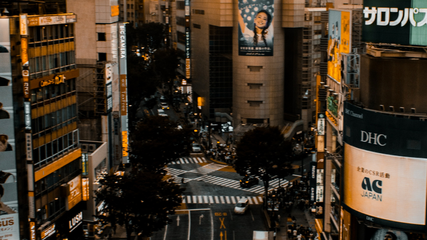 Обои облако, здание, небоскреб, легковые автомобили, свет в разрешении 1366x768