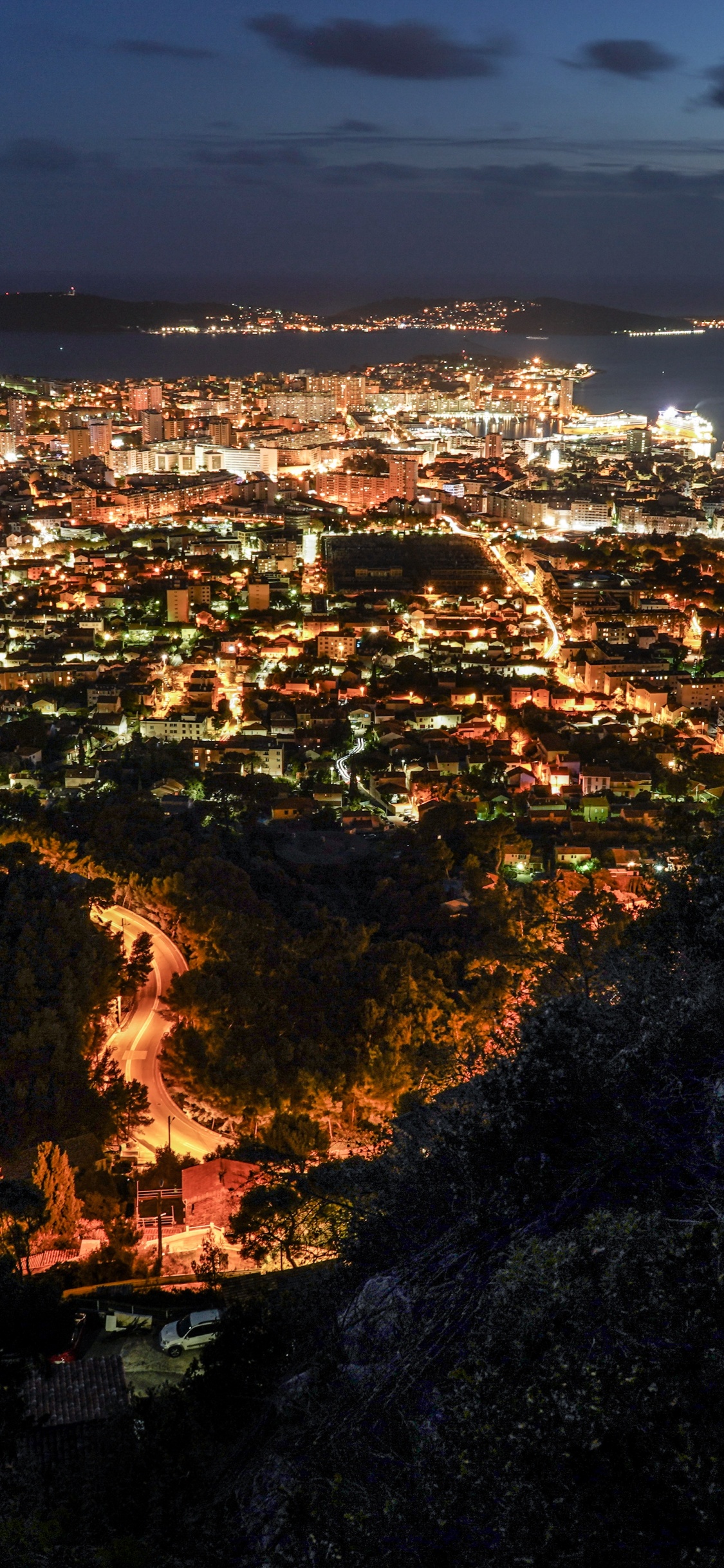 Обои город, ночь, городской район, облако, горизонт в разрешении 1125x2436