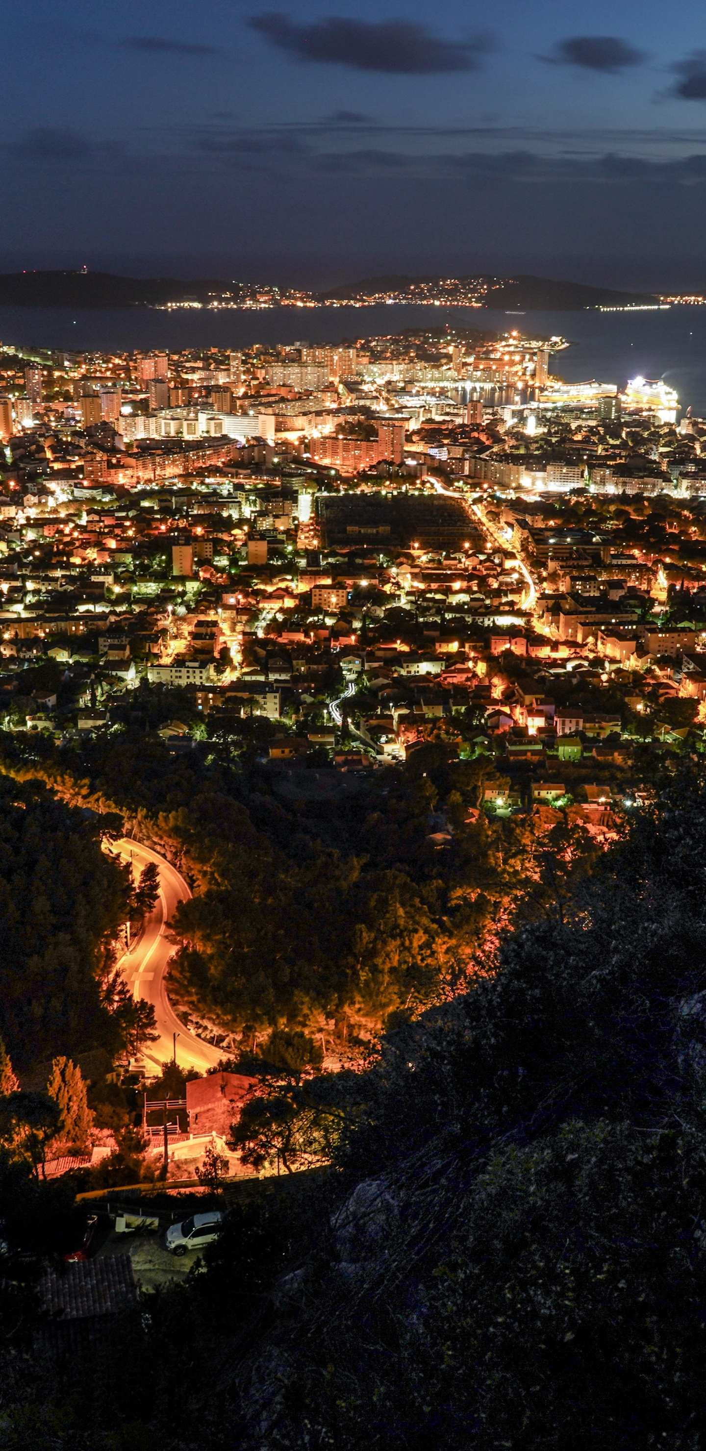 Обои город, ночь, городской район, облако, горизонт в разрешении 1440x2960