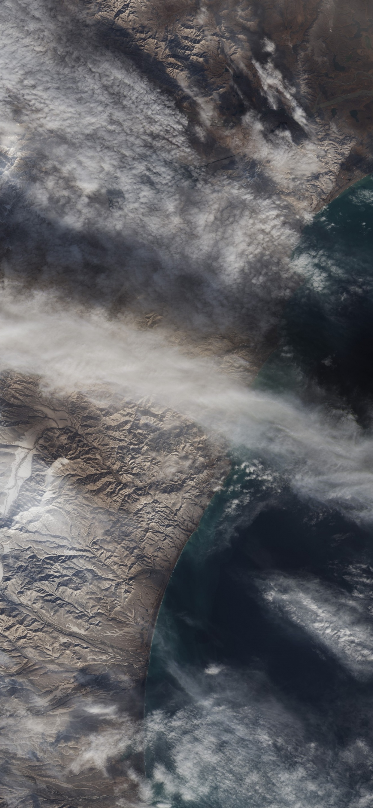 Обои земля, облако, вулкан, ключевская сопка, вода в разрешении 1242x2688