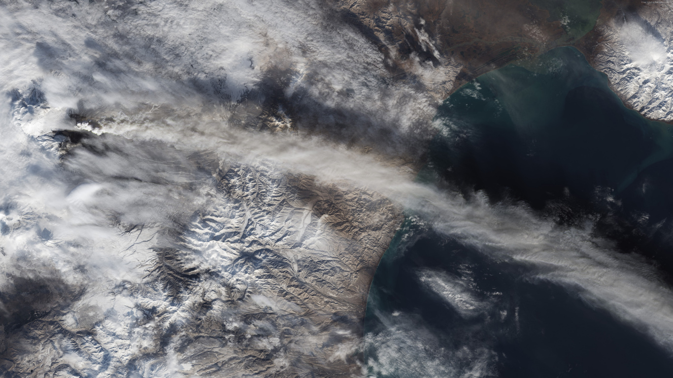 Обои земля, облако, вулкан, ключевская сопка, вода в разрешении 1366x768