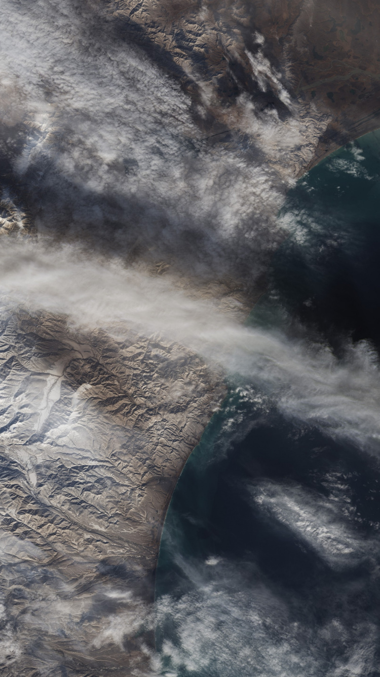 Обои земля, облако, вулкан, ключевская сопка, вода в разрешении 750x1334