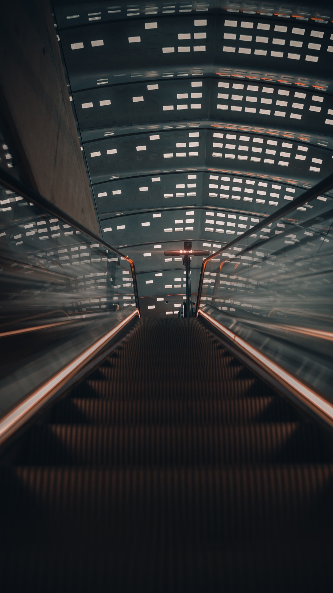 Обои эскалатор, свет, архитектура, линия, симметрия в разрешении 1080x1920