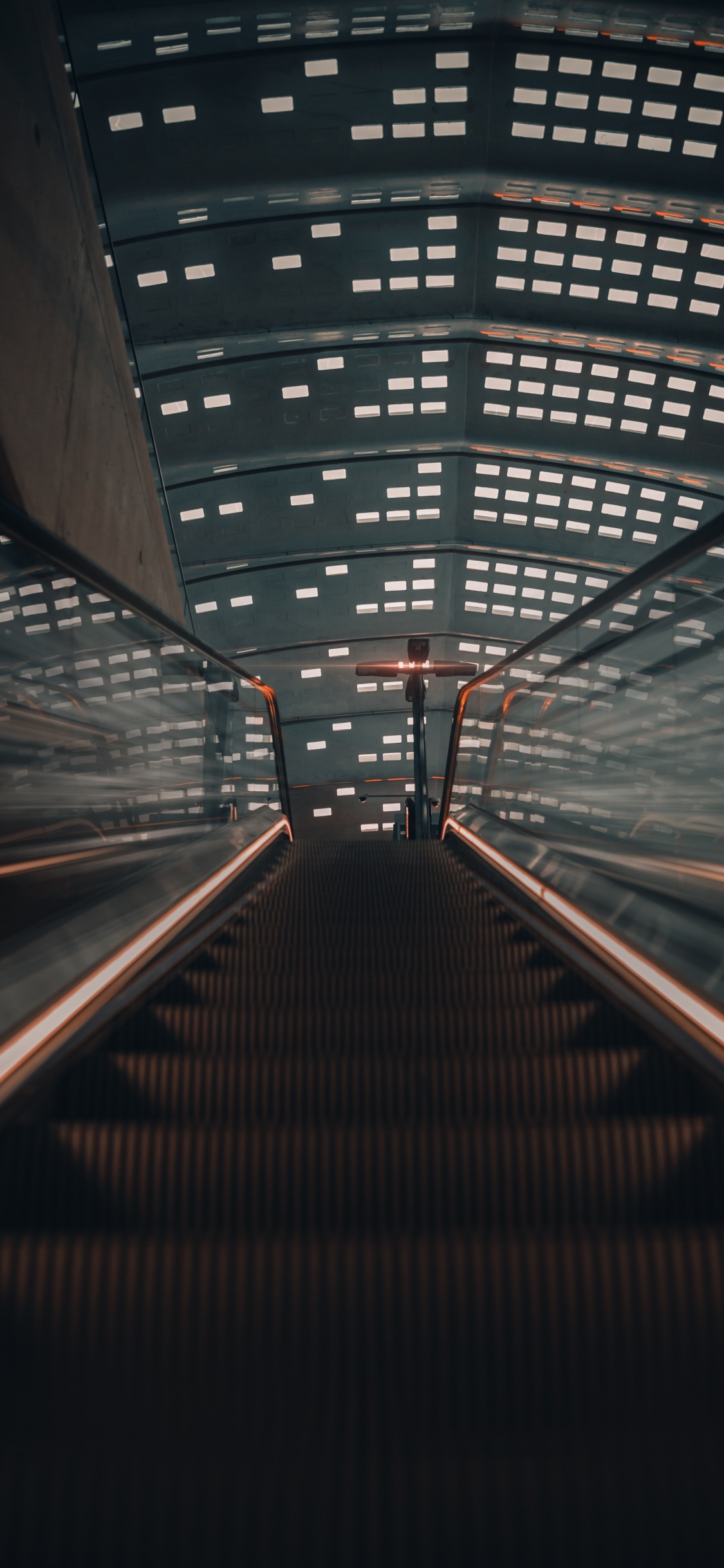 Обои эскалатор, свет, архитектура, линия, симметрия в разрешении 1125x2436