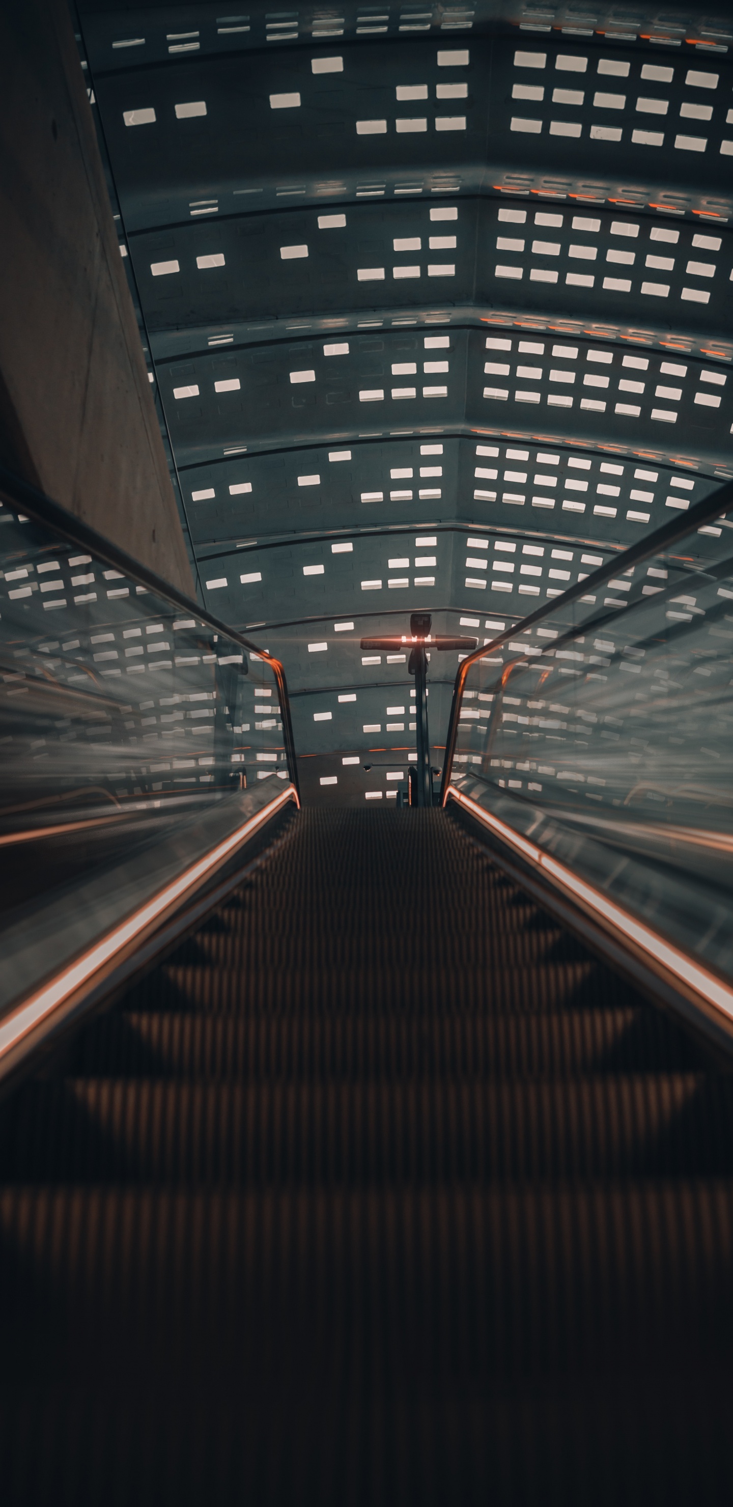 Обои эскалатор, свет, архитектура, линия, симметрия в разрешении 1440x2960