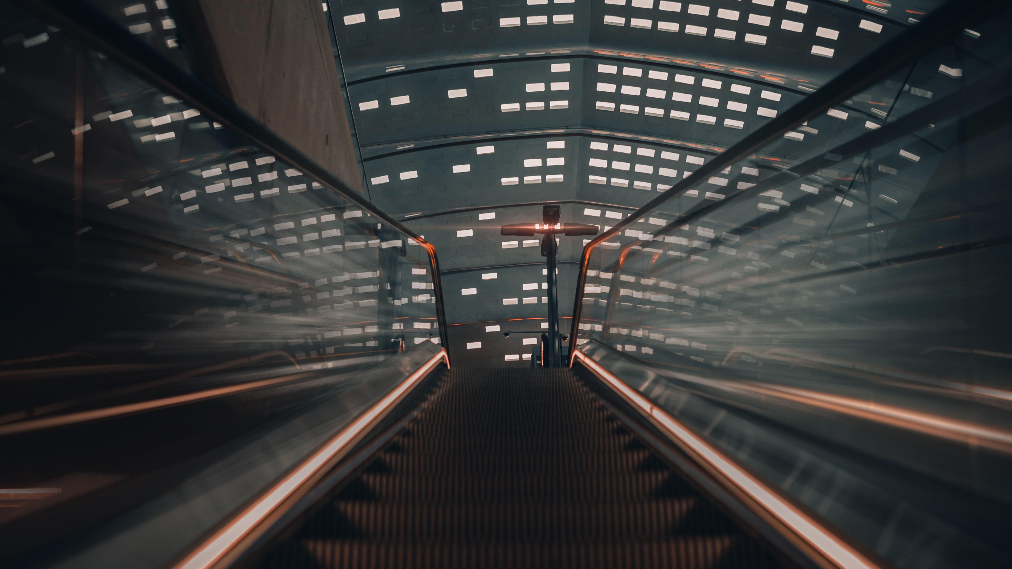 Обои эскалатор, свет, архитектура, линия, симметрия в разрешении 3840x2160