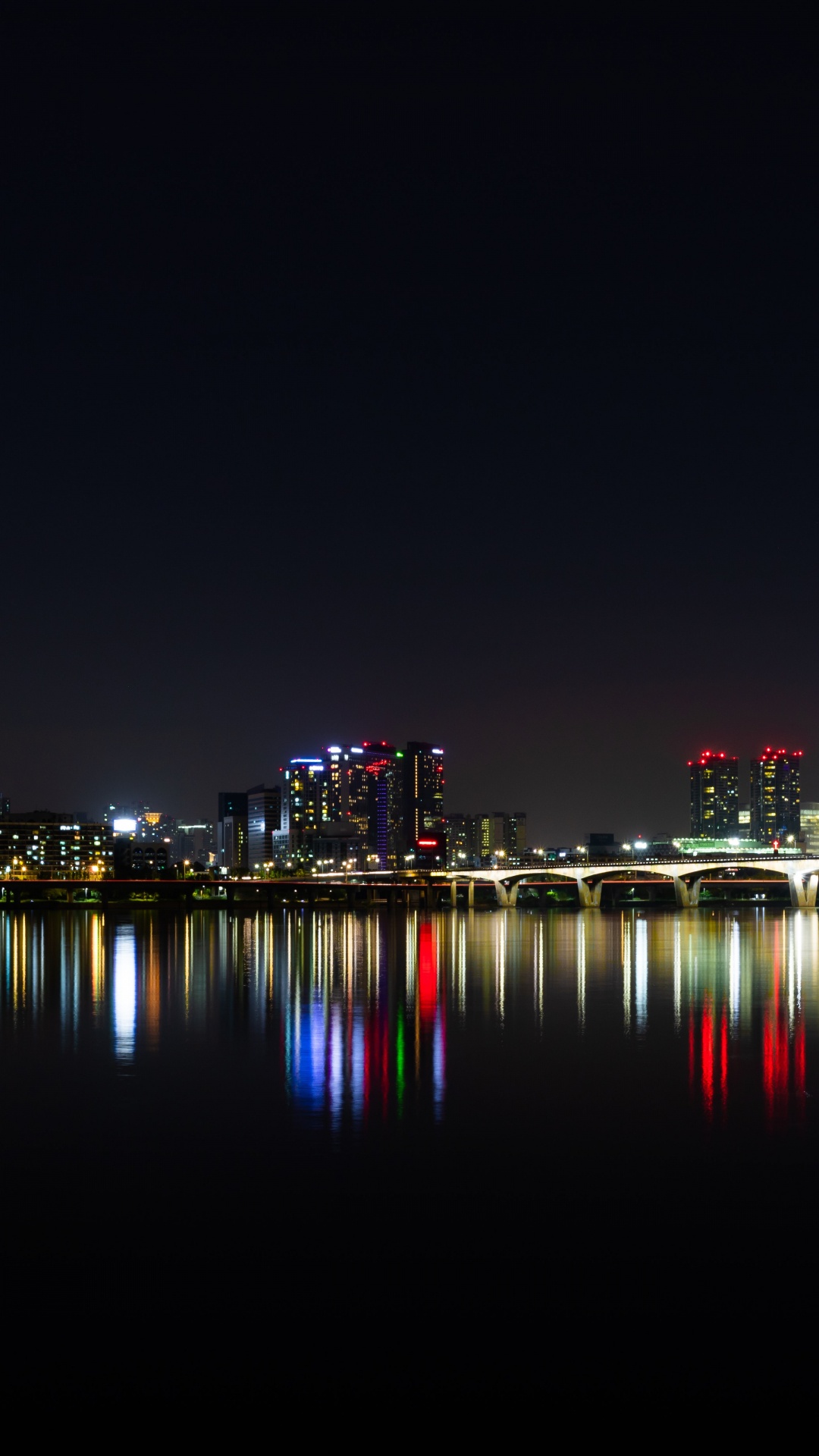 Обои ночь, город, отражение, вода, городской пейзаж в разрешении 1080x1920