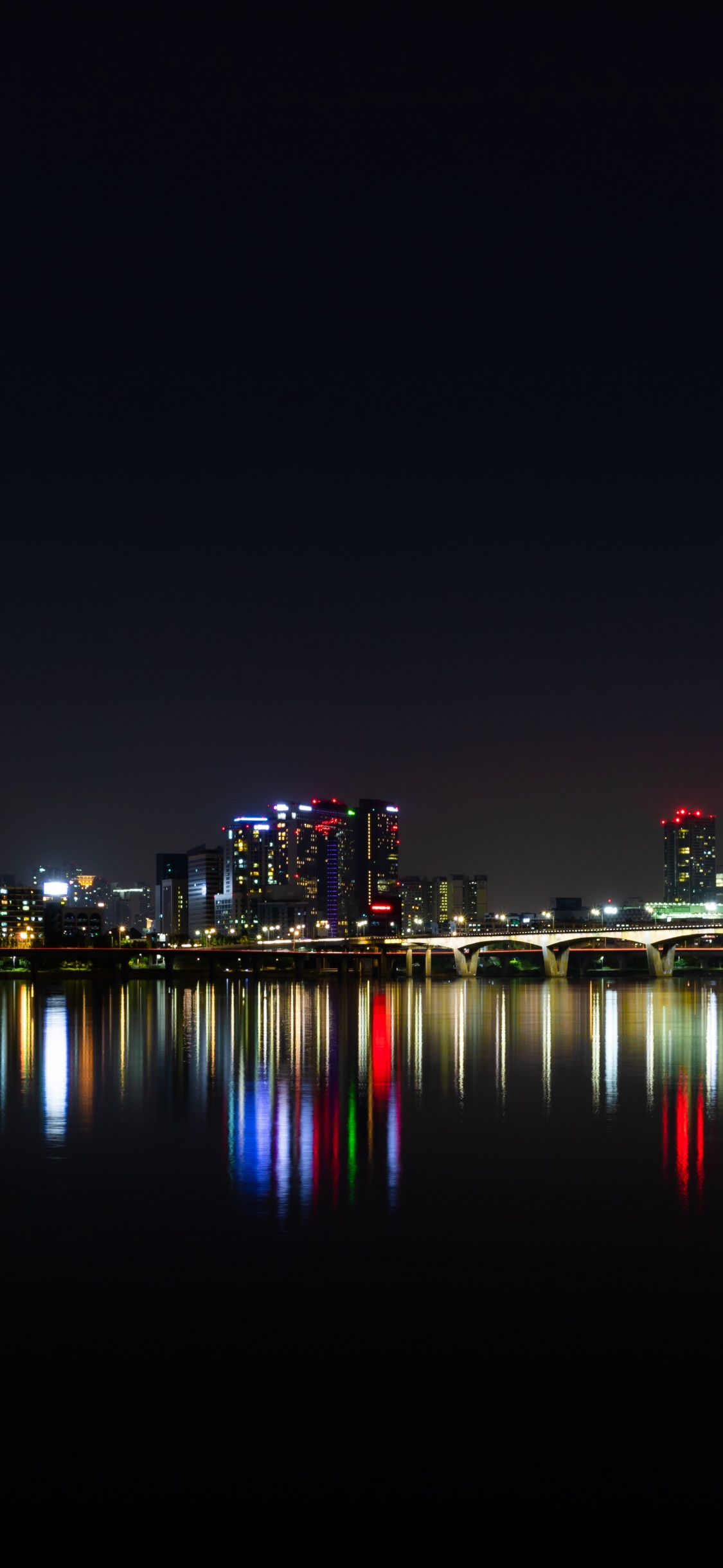 Обои ночь, город, отражение, вода, городской пейзаж в разрешении 1125x2436