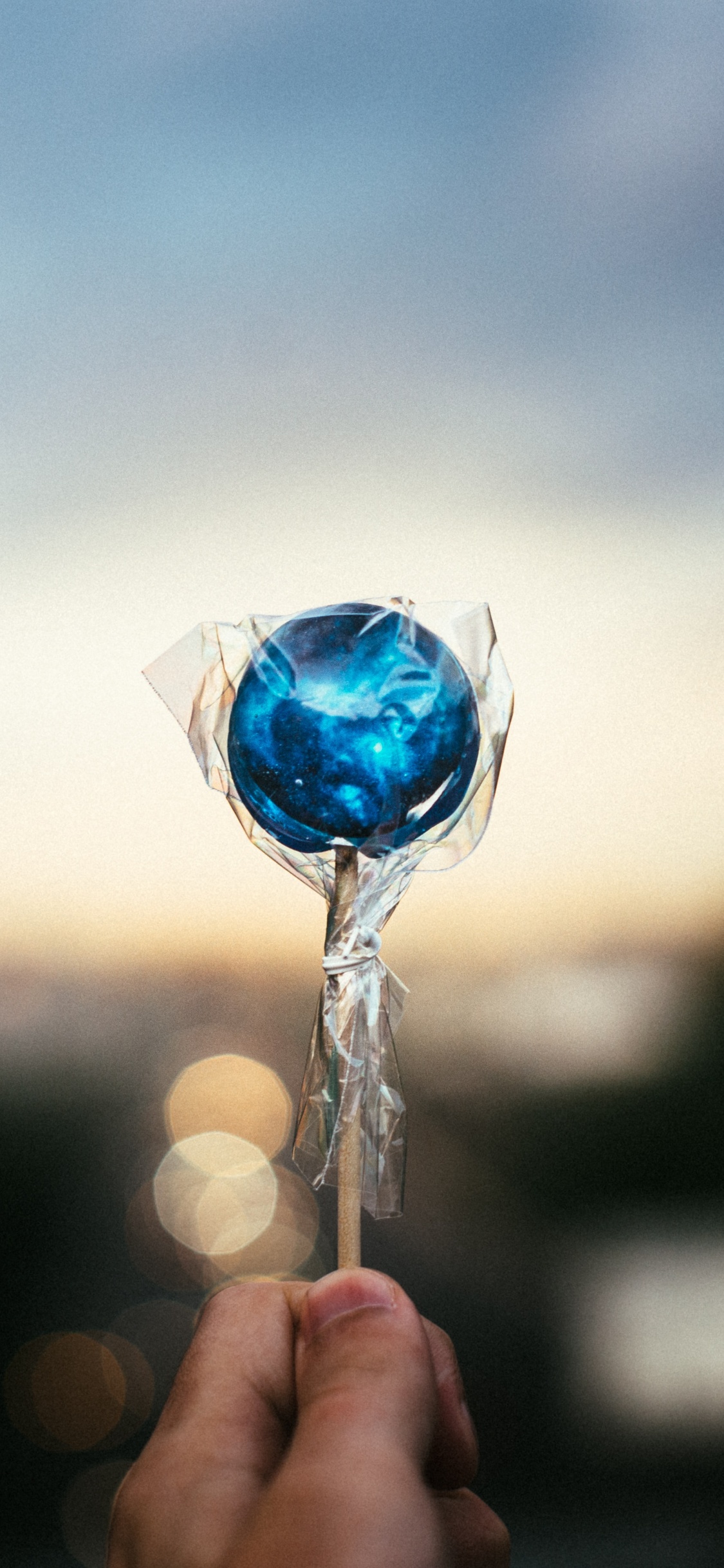 Обои синий, вода, бирюза, модный аксессуар, палец в разрешении 1125x2436