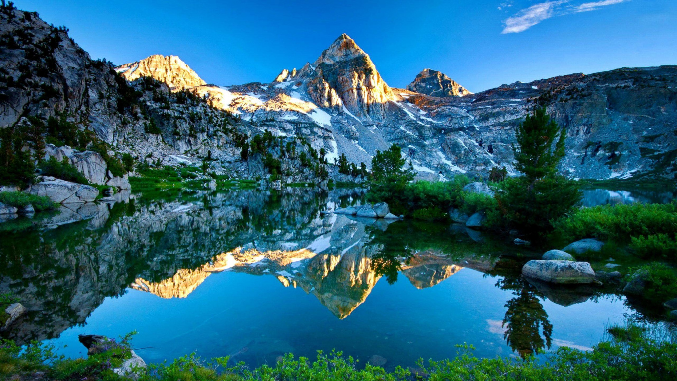 Обои гора, природа, горный рельеф, отражение, дикая местность в разрешении 1366x768