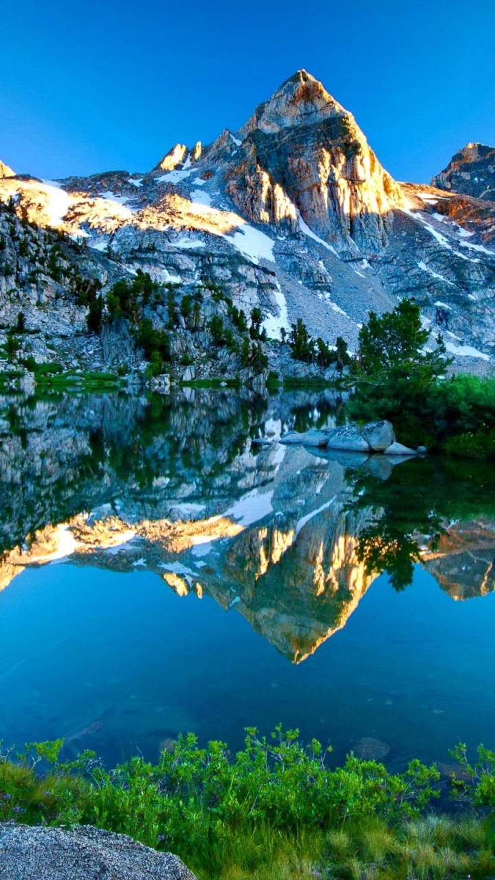 Обои гора, природа, горный рельеф, отражение, дикая местность в разрешении 720x1280