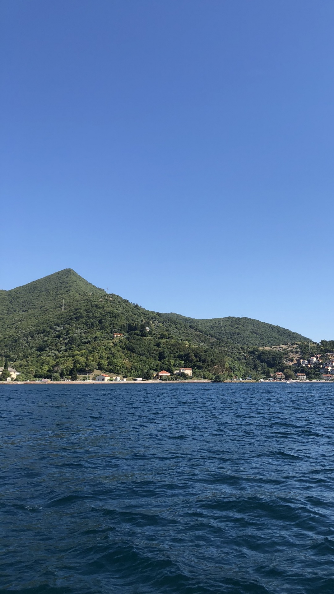 Обои водоем, горный рельеф, гидроресурсы, холм, побережье в разрешении 1080x1920