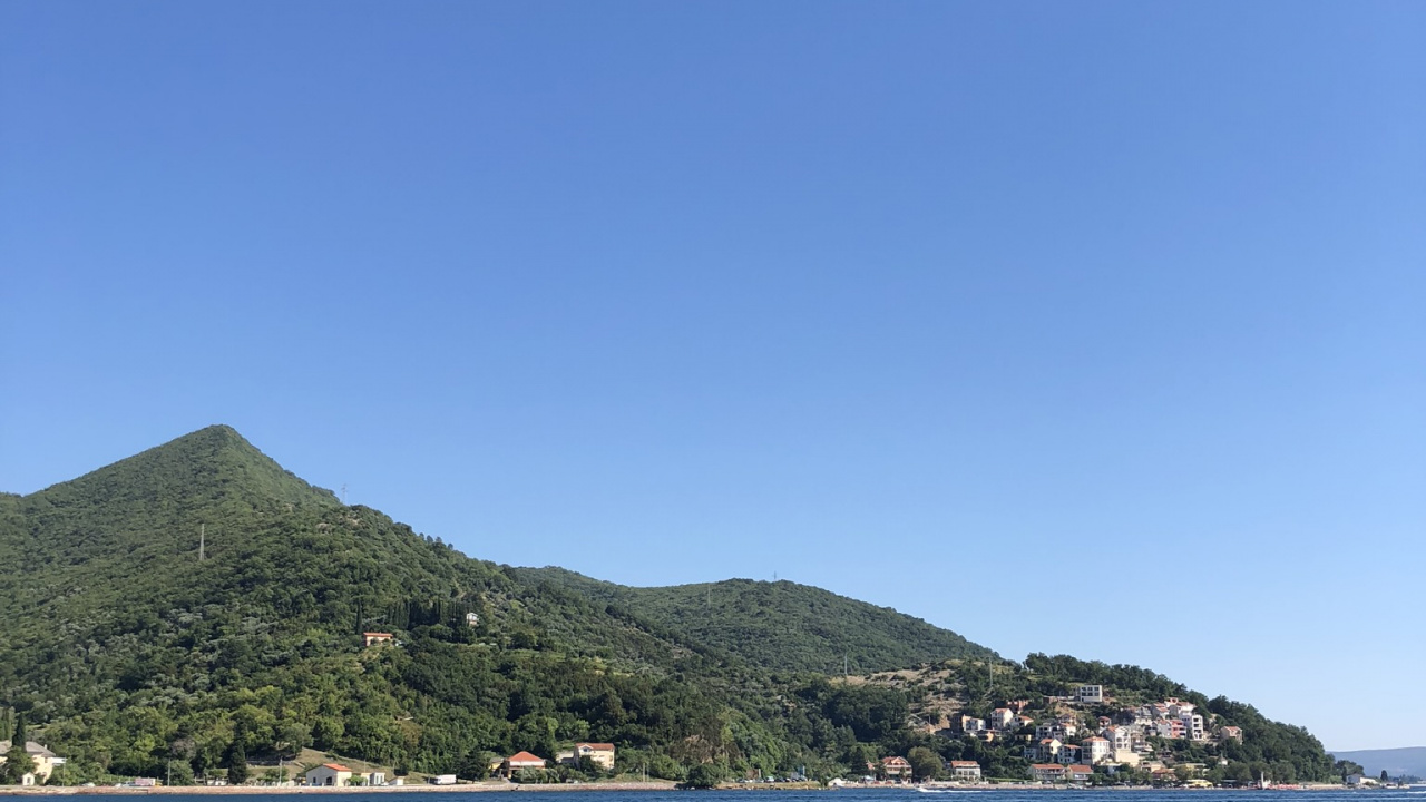 Обои водоем, горный рельеф, гидроресурсы, холм, побережье в разрешении 1280x720