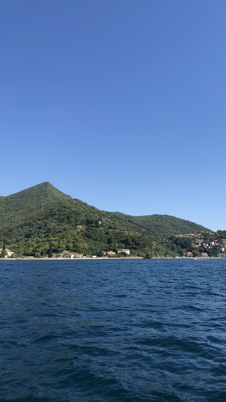 Обои водоем, горный рельеф, гидроресурсы, холм, побережье в разрешении 750x1334