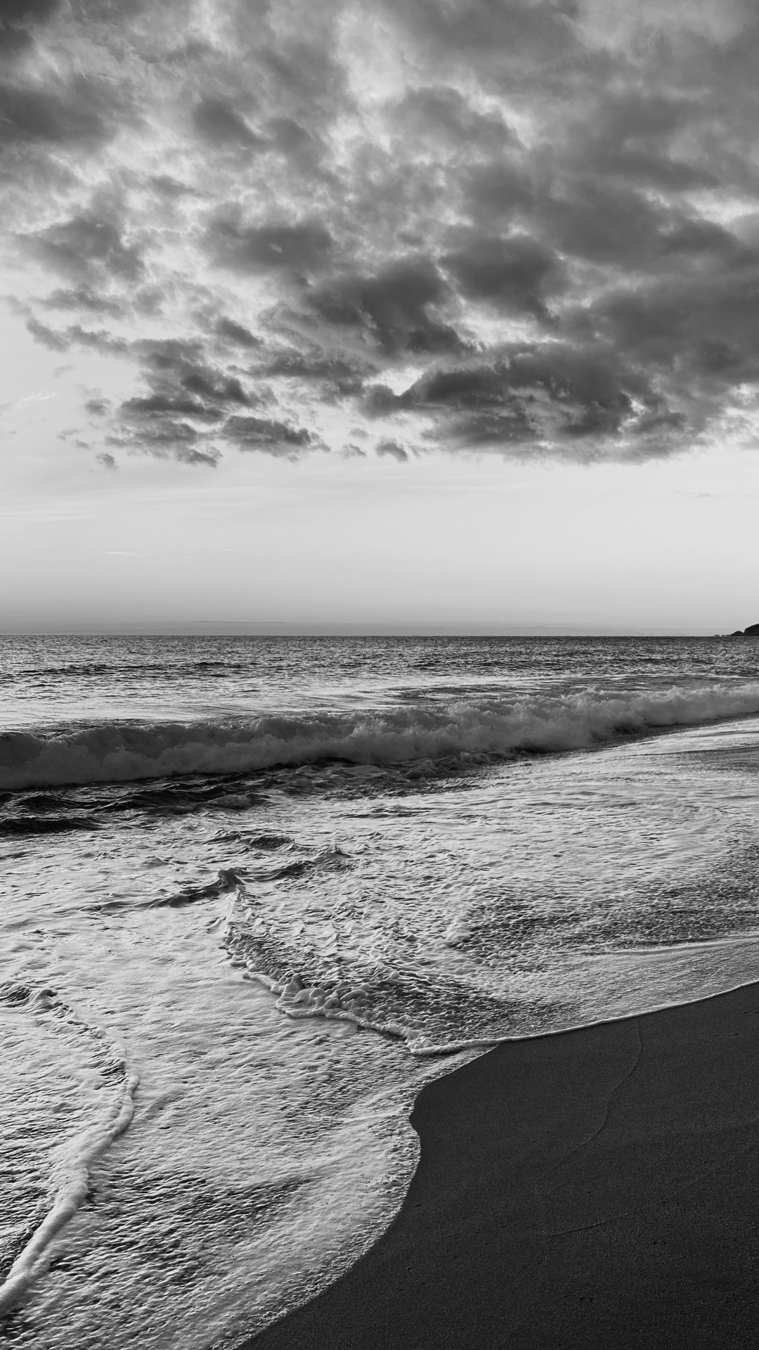 Обои море, черный и белый, облако, вода, атмосфера в разрешении 1080x1920