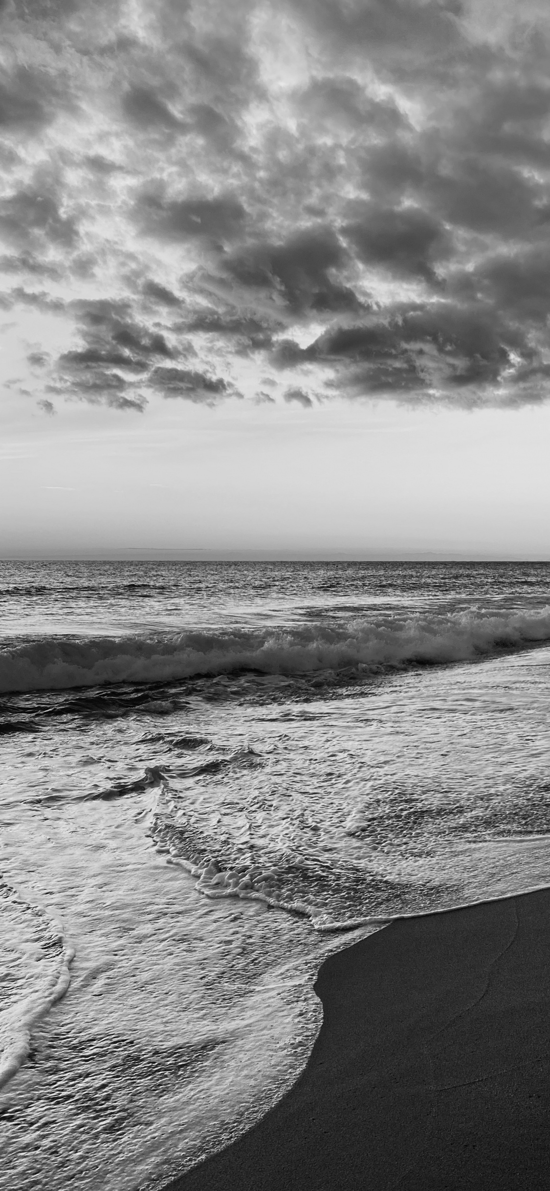 Обои море, черный и белый, облако, вода, атмосфера в разрешении 1125x2436