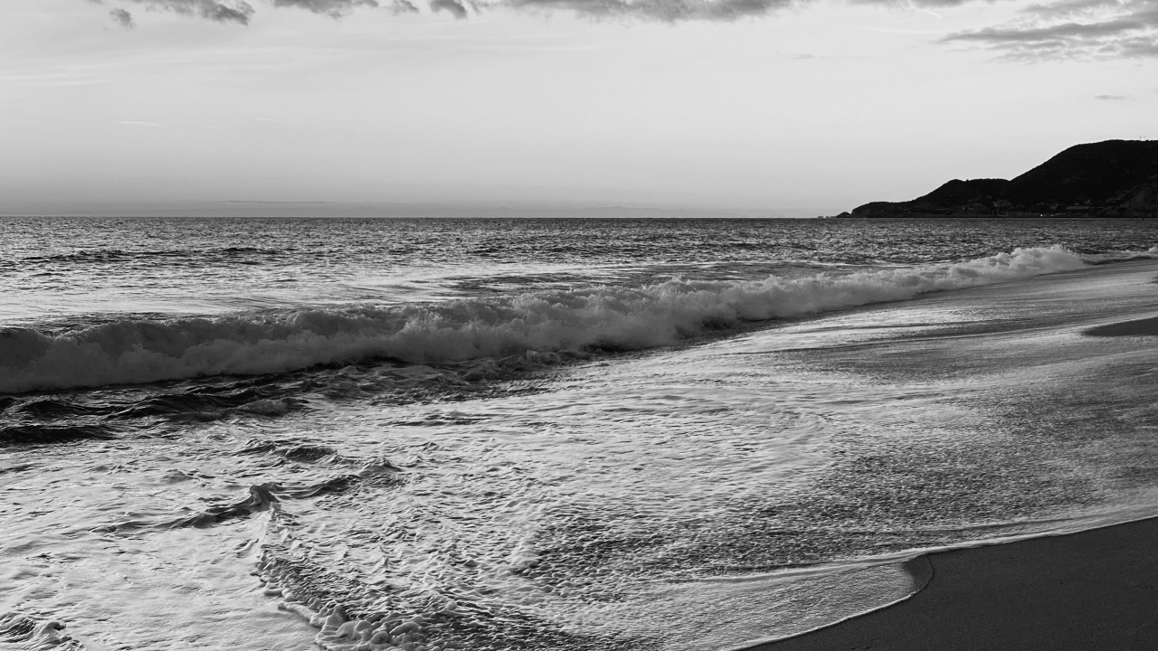 Обои море, черный и белый, облако, вода, атмосфера в разрешении 1280x720