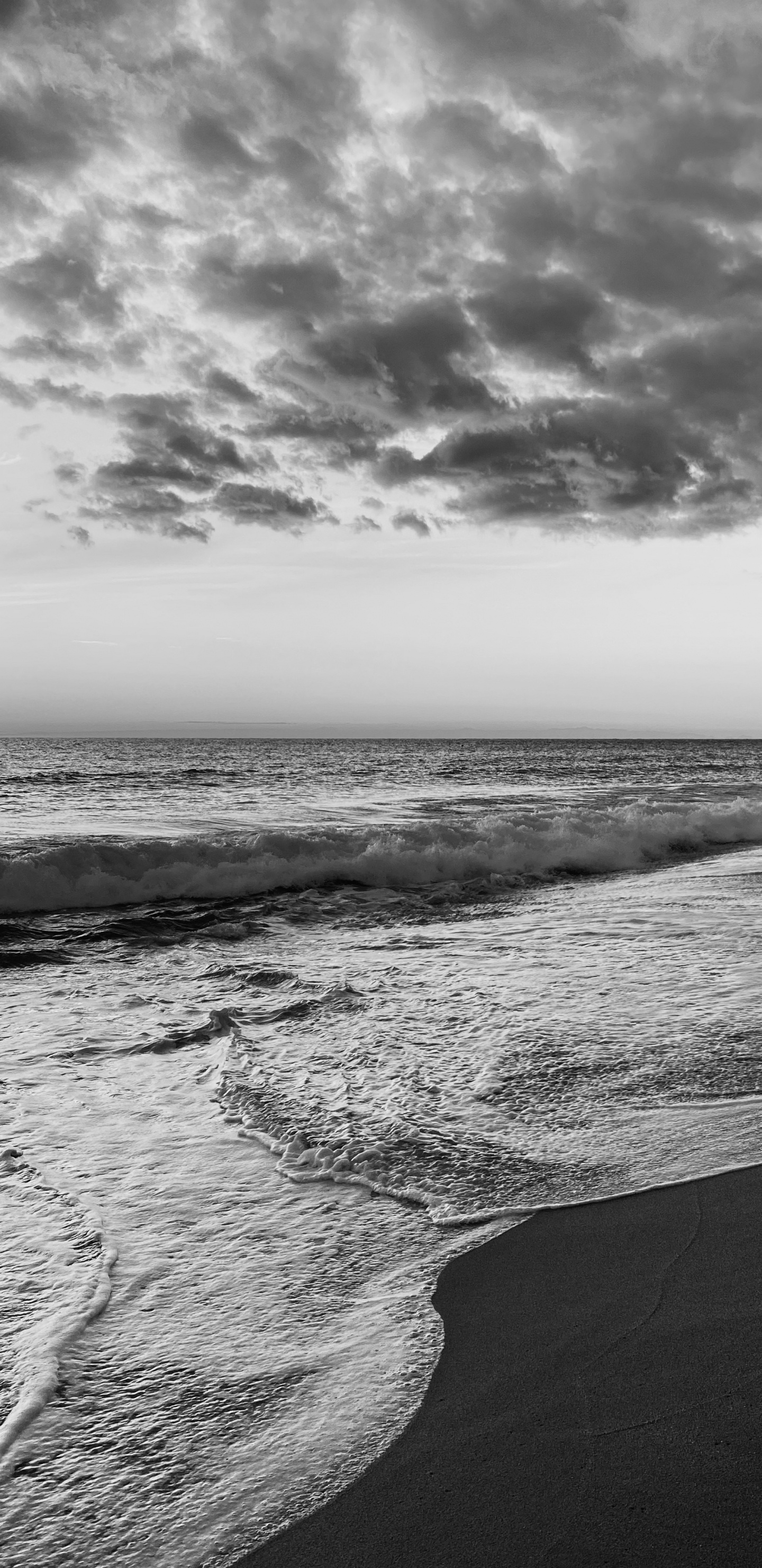 Обои море, черный и белый, облако, вода, атмосфера в разрешении 1440x2960