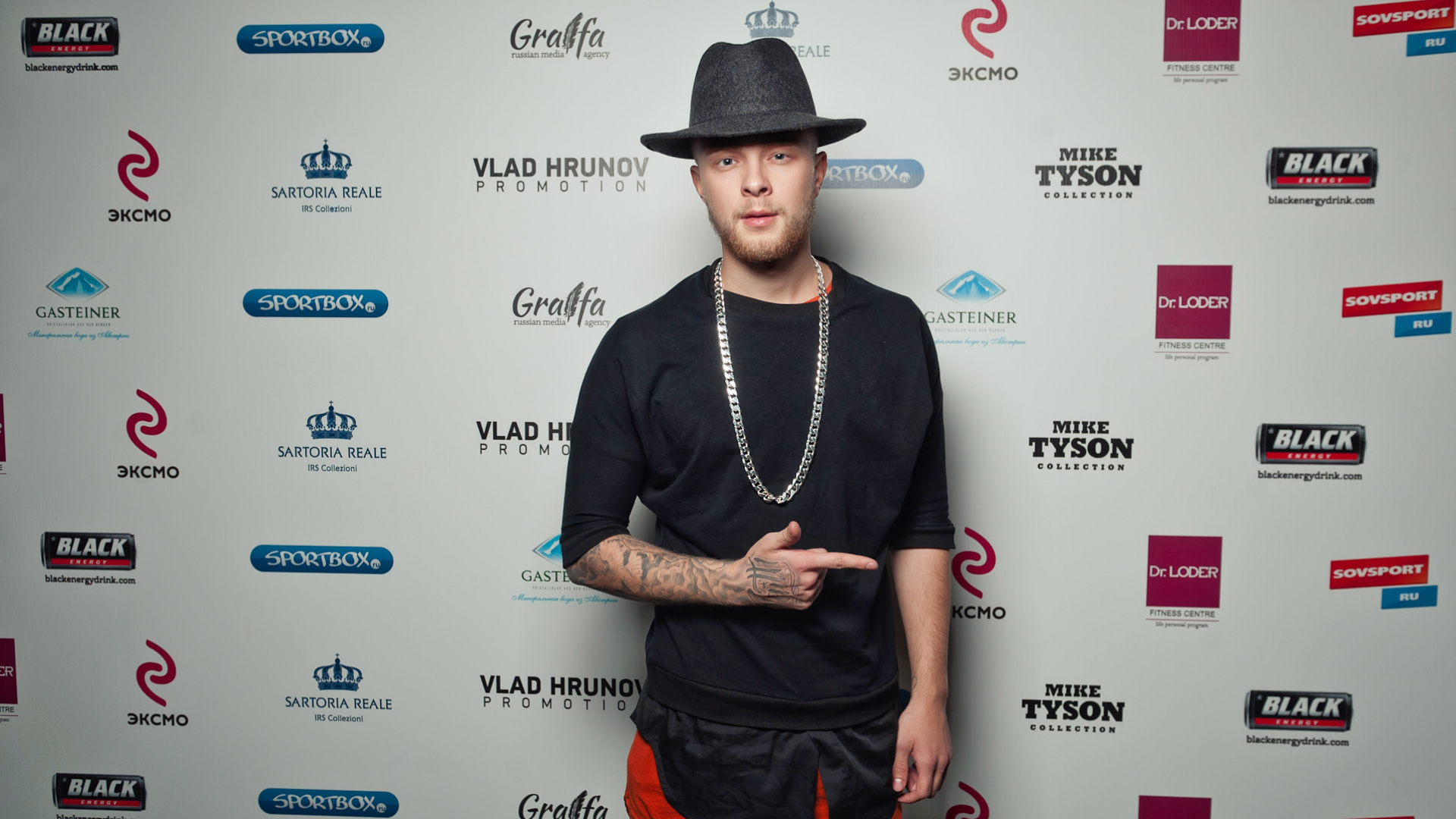 Обои очки, головной убор, модный аксессуар, ковер, уличная мода в разрешении 1920x1080